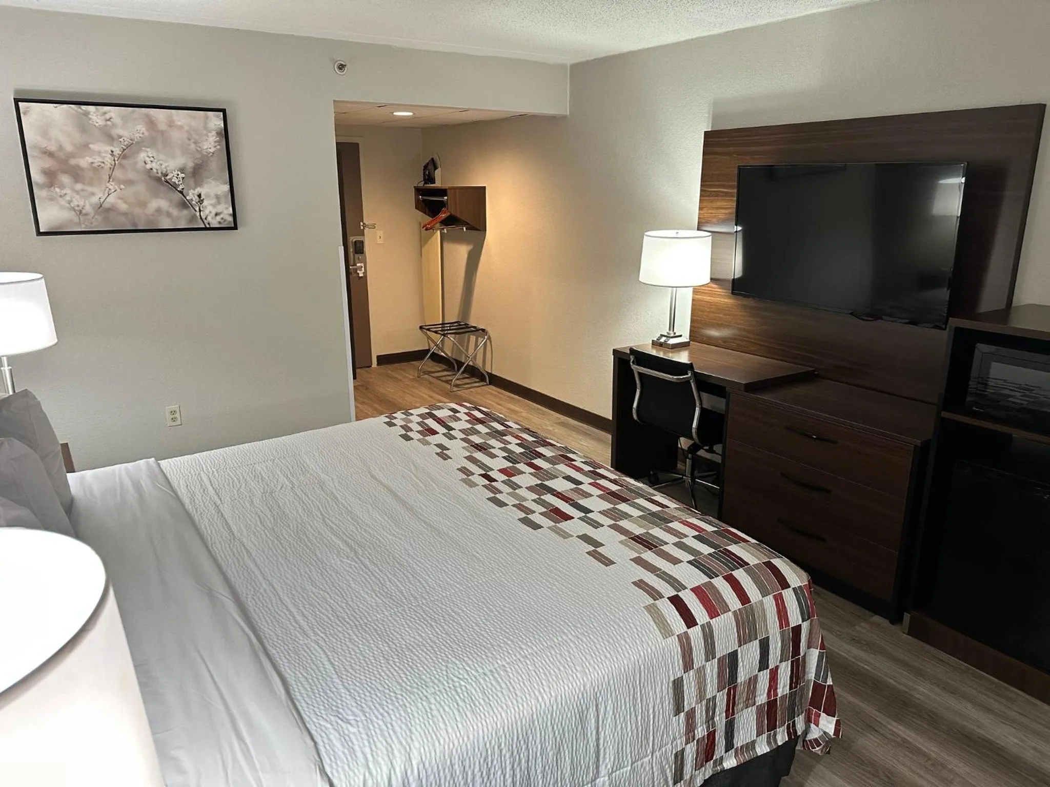 Photo of the whole room, Bed in Red Roof Inn Charleston - Dunbar