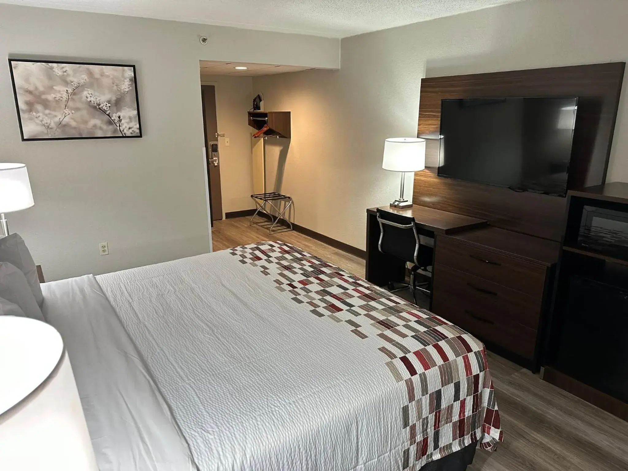 Superior King Room Non-Smoking in Red Roof Inn Charleston - Dunbar Superior King Room Non-Smoking in Red Roof Inn Charleston - Dunbar