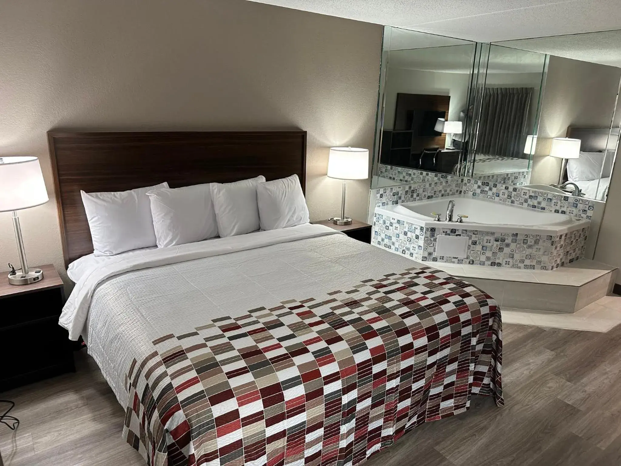 Superior King Room with Jetted Tub Non-Smoking in Red Roof Inn Charleston - Dunbar Superior King Room with Jetted Tub Non-Smoking in Red Roof Inn Charleston - Dunbar