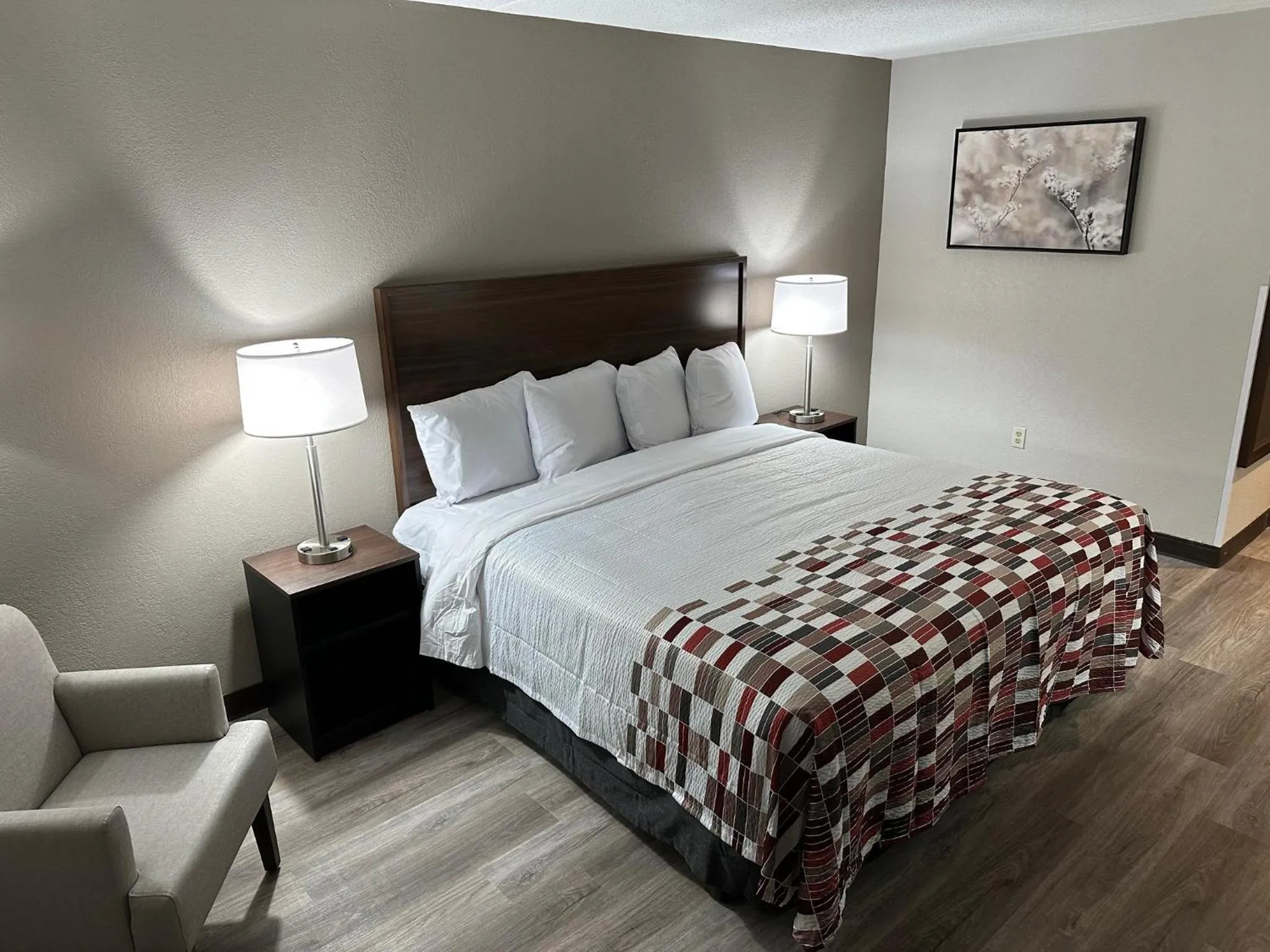 Photo of the whole room, Bed in Red Roof Inn Charleston - Dunbar