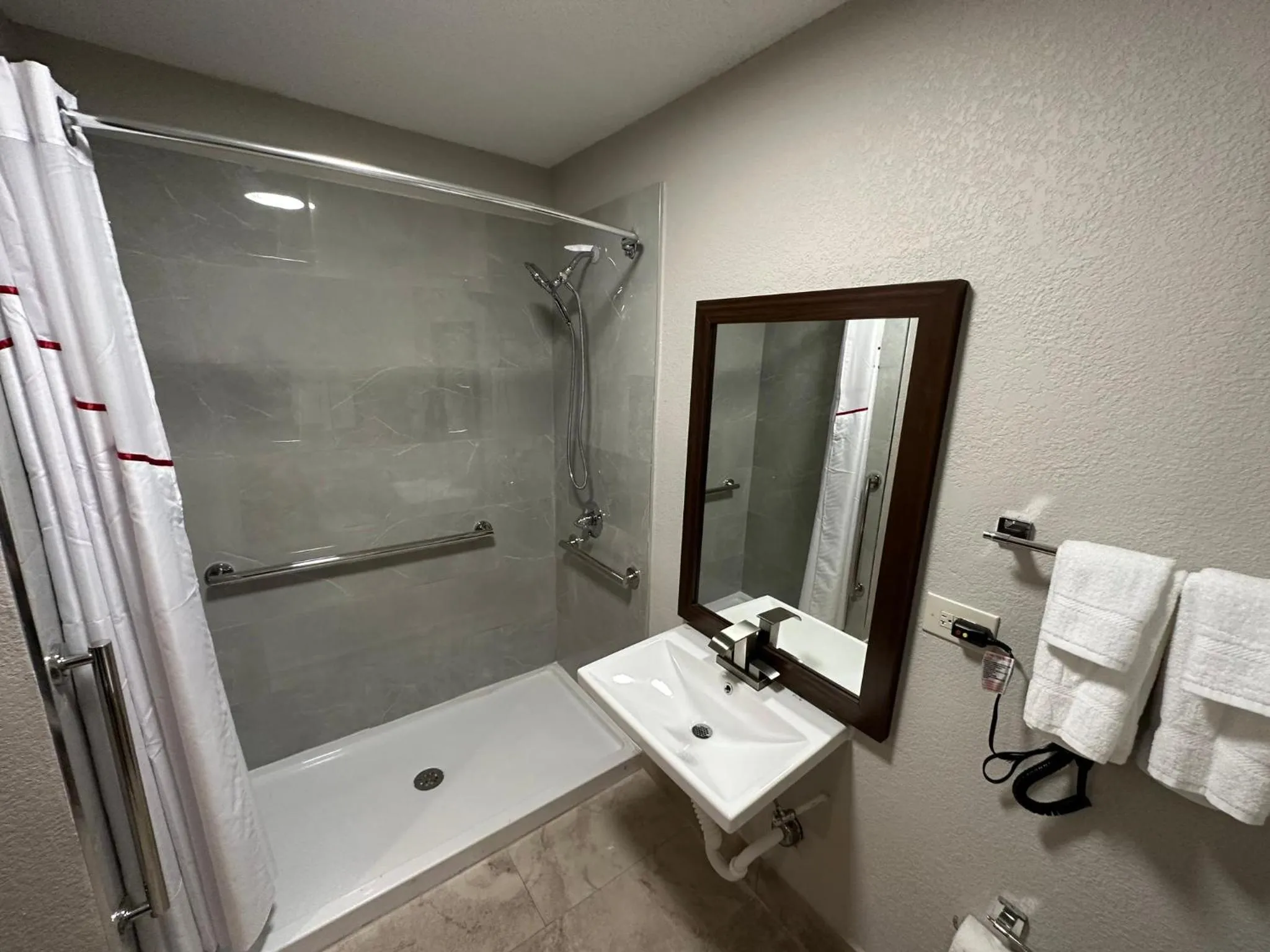 Bathroom in Red Roof Inn Charleston - Dunbar