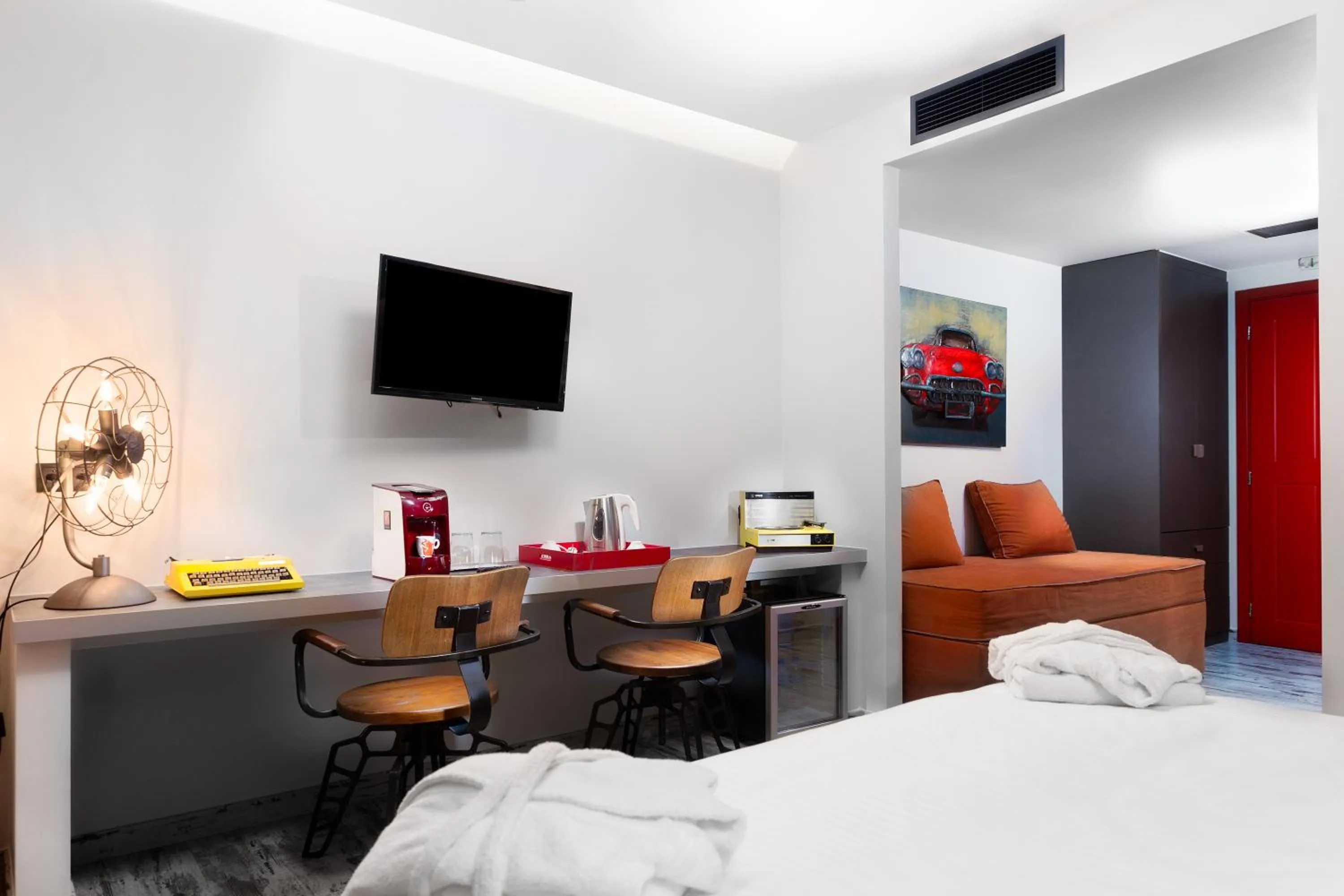 Photo of the whole room, Bed in 360 Degrees