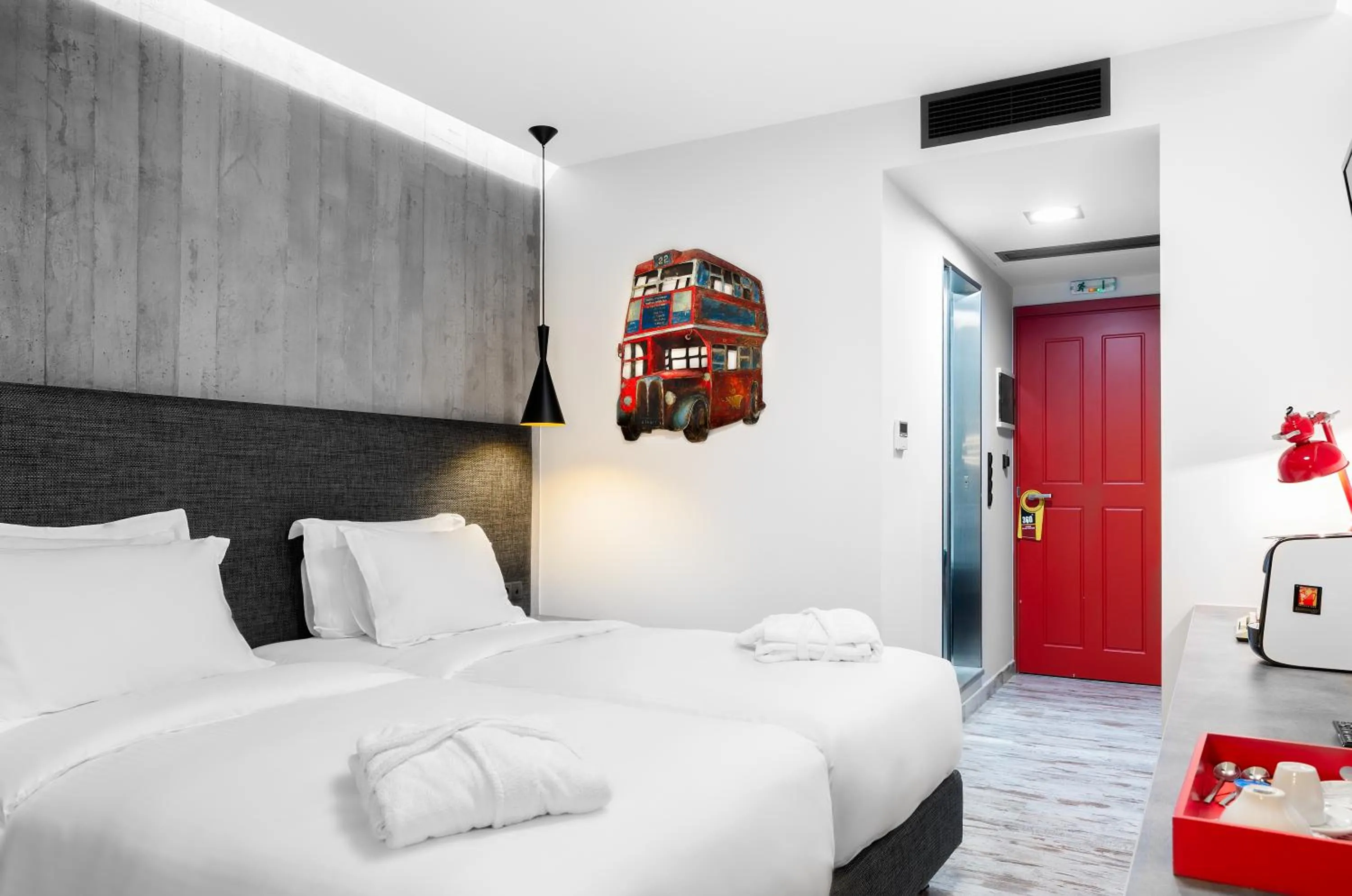 Photo of the whole room, Bed in 360 Degrees