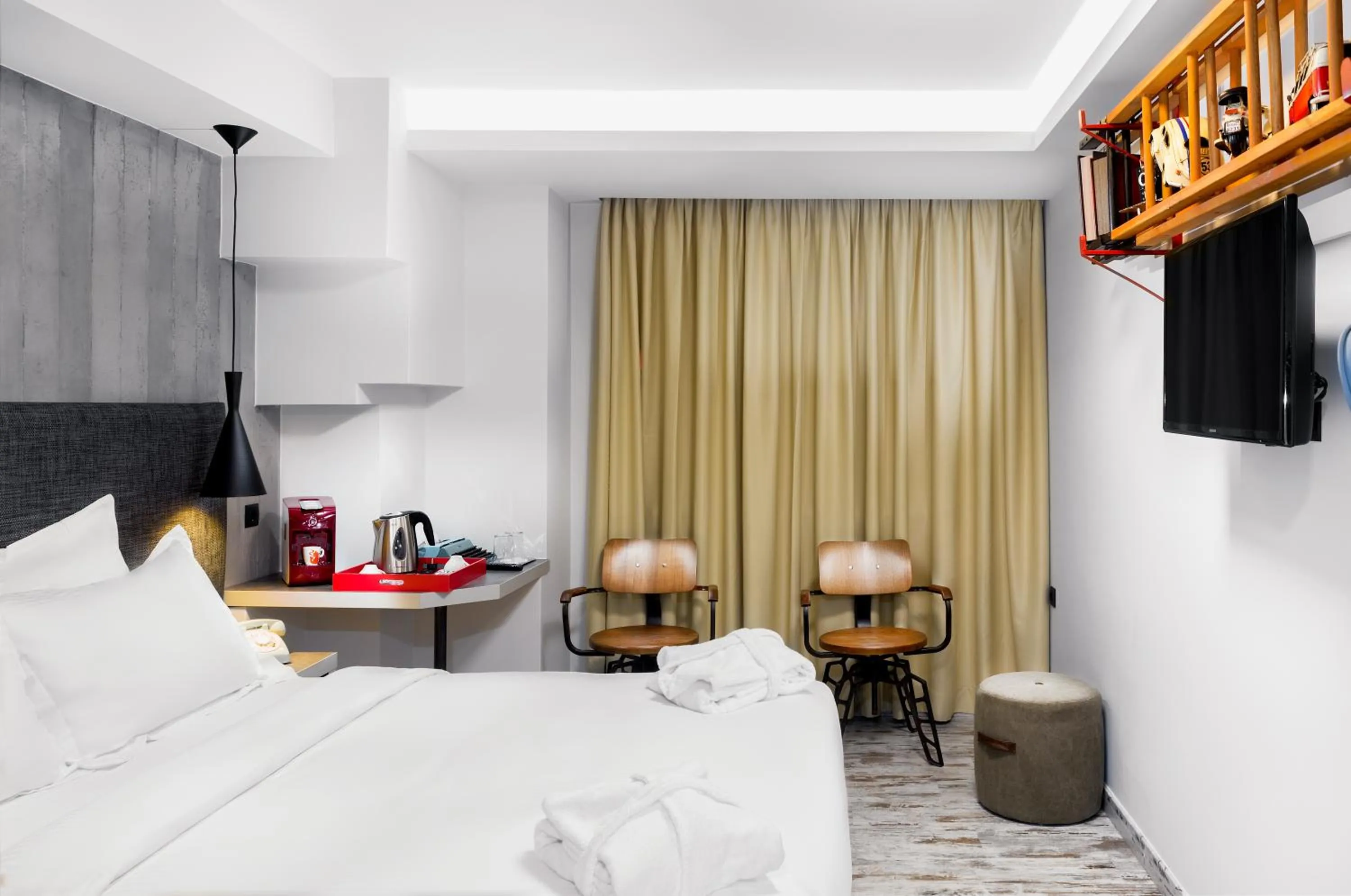 Photo of the whole room, Bed in 360 Degrees