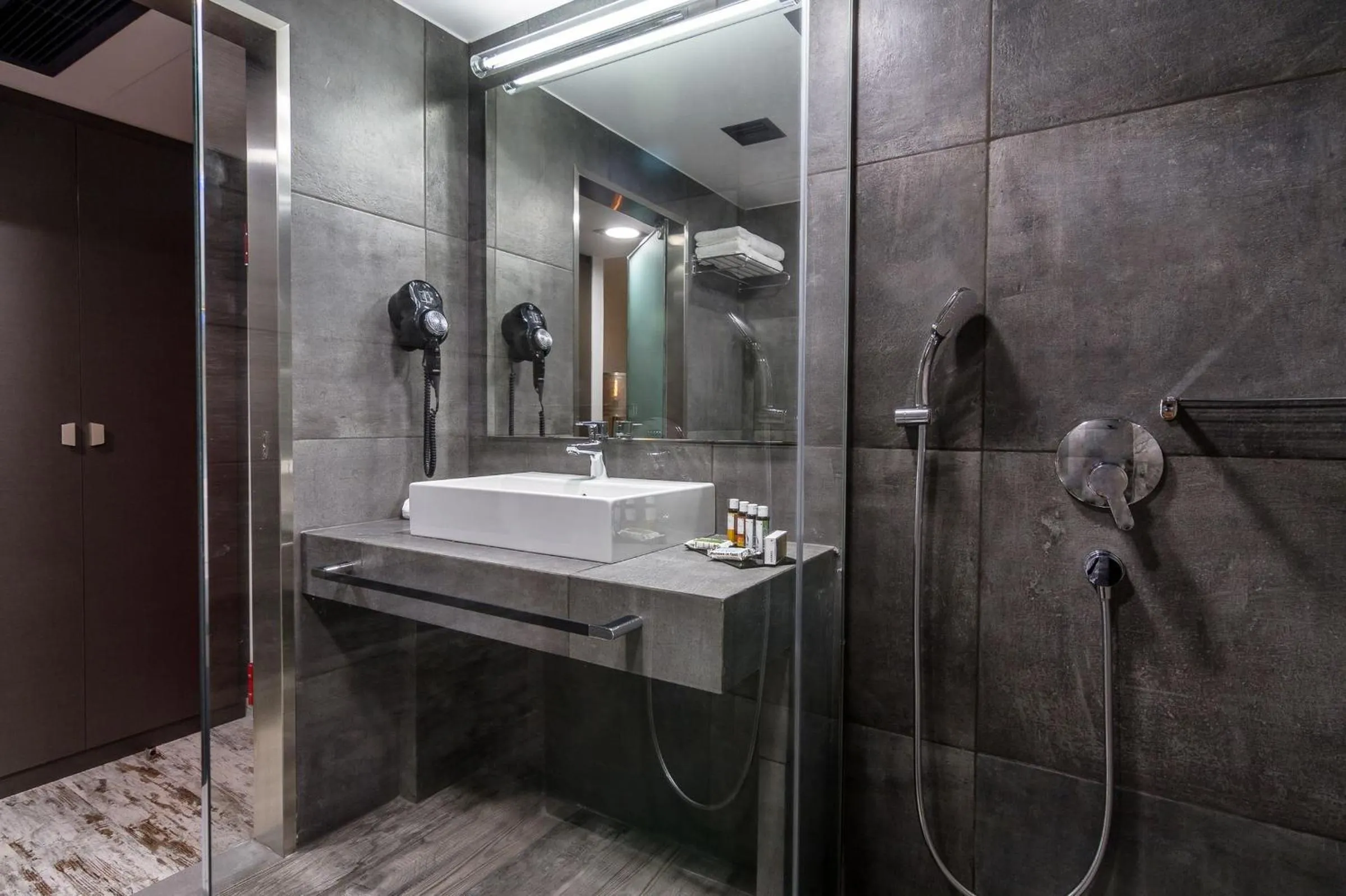 Bathroom in 360 Degrees