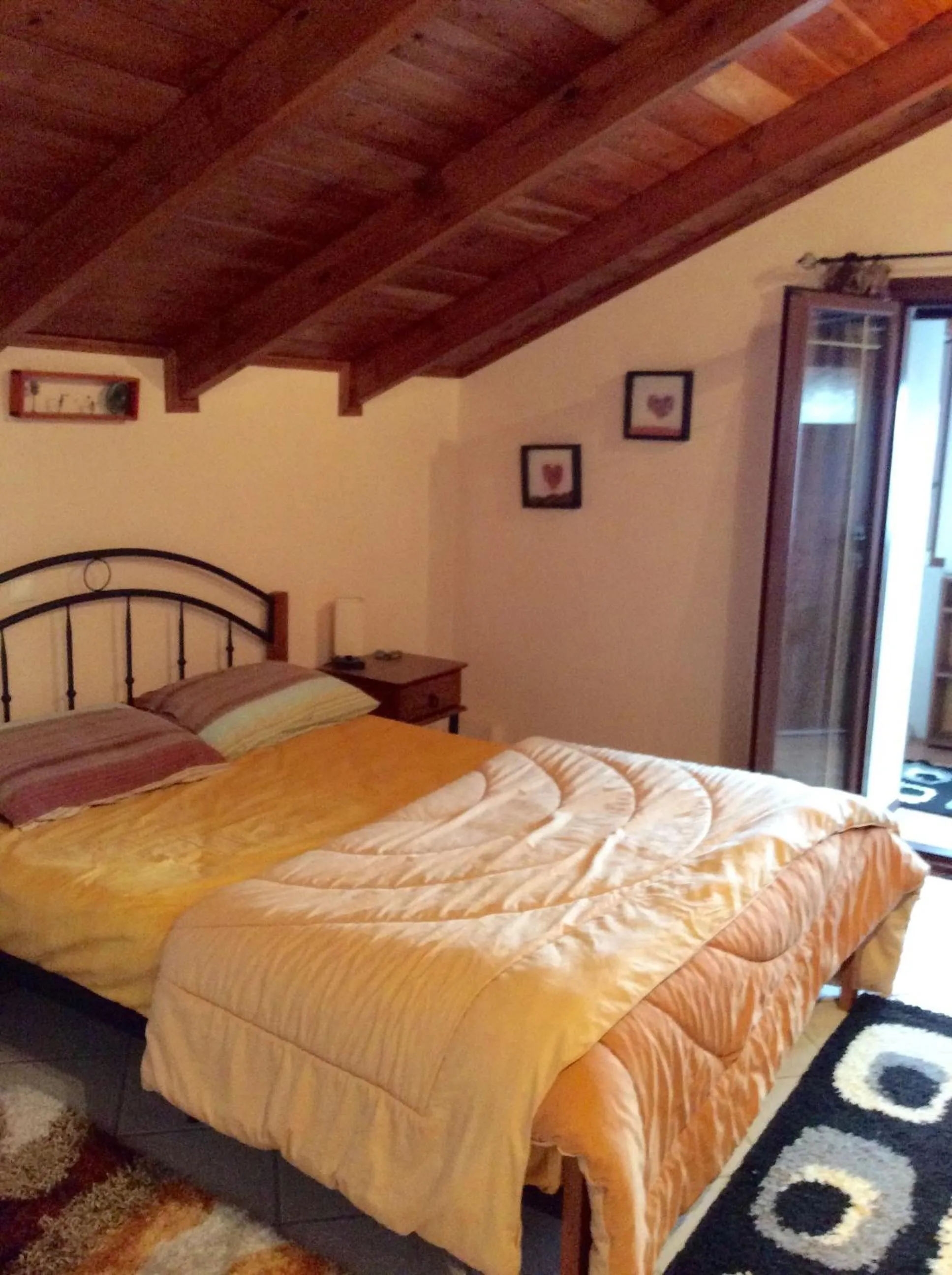 Bedroom, Bed in Gerani
