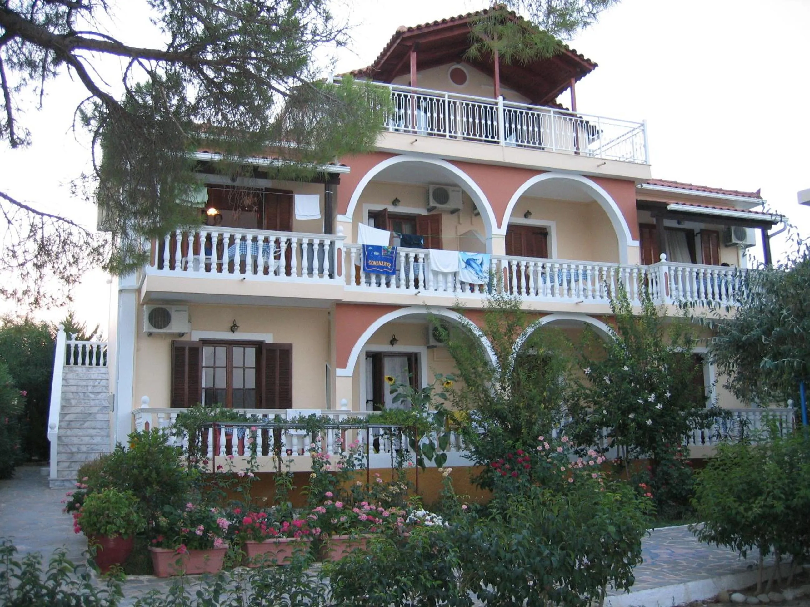 Facade/entrance in Gerani