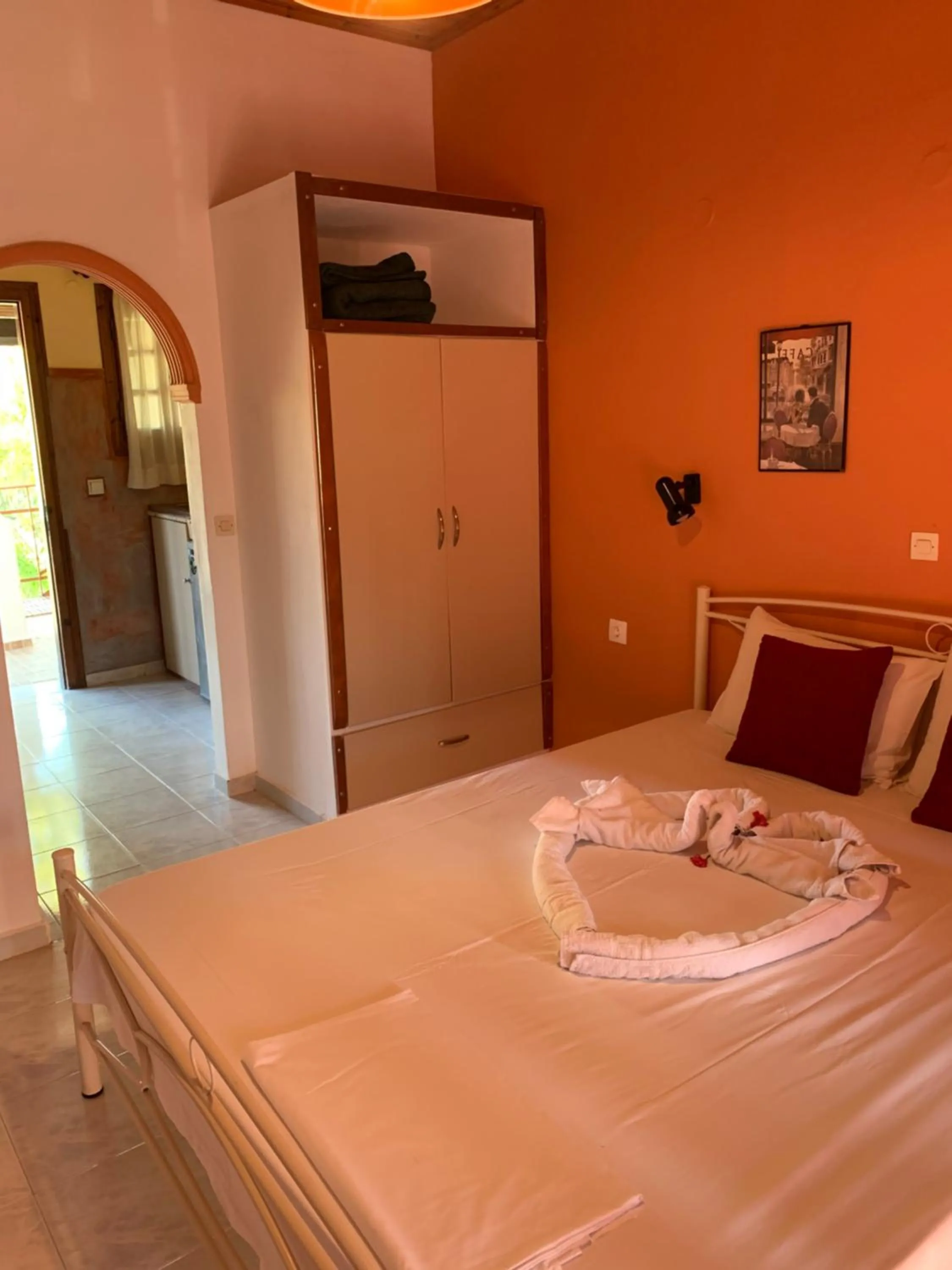 Bedroom, Bed in Gerani