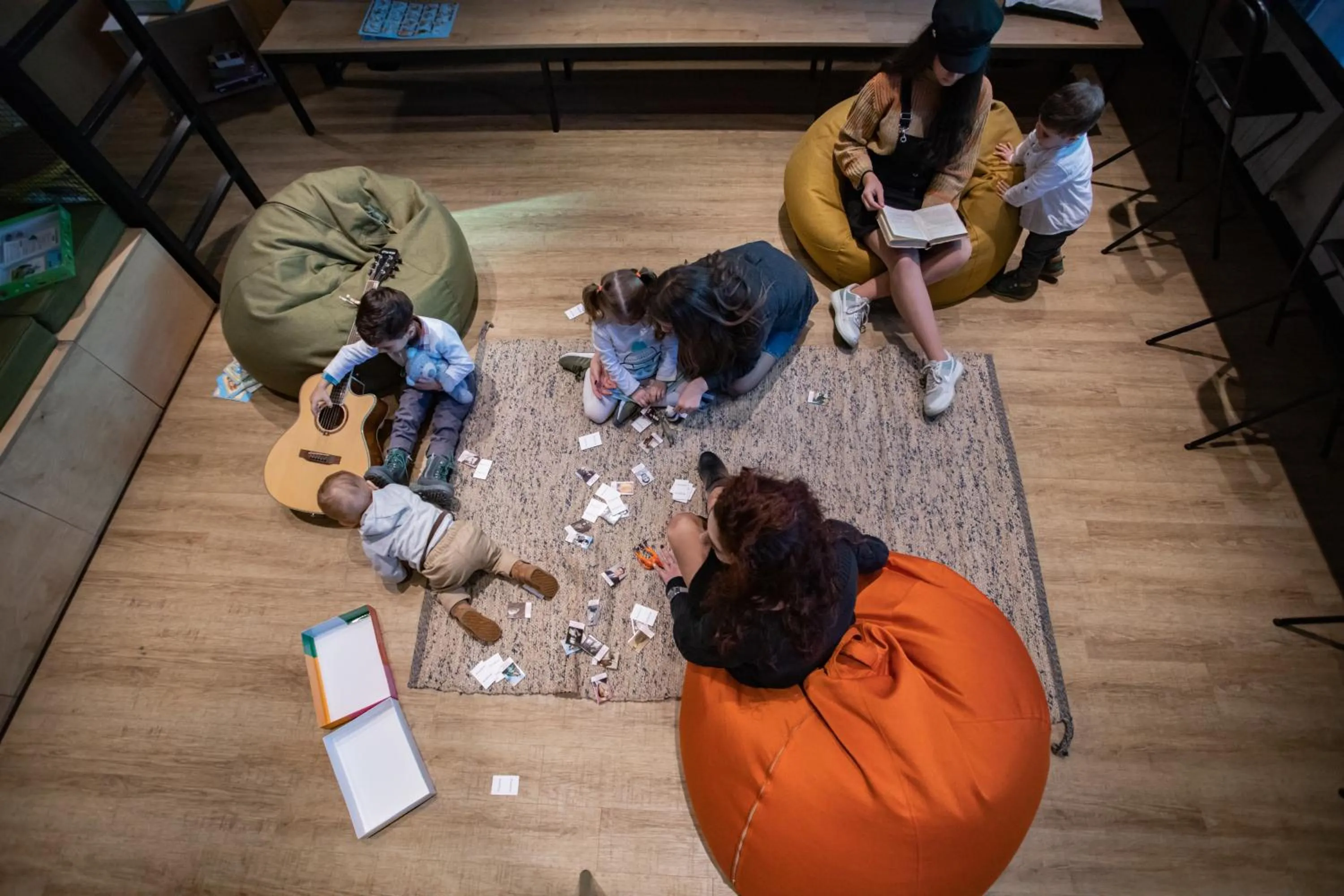 Communal lounge/ TV room in Kantar Hostel
