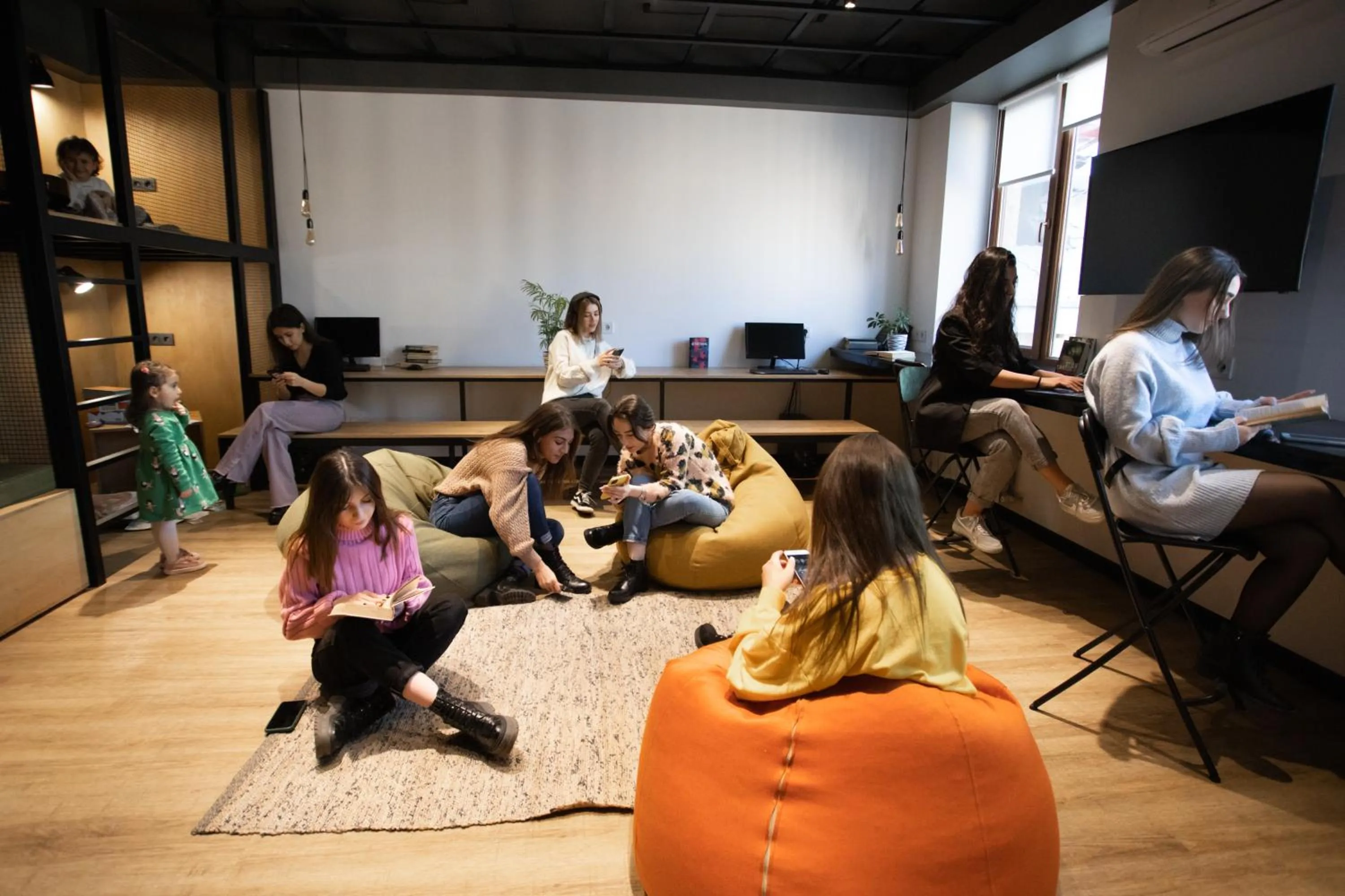 Communal lounge/ TV room in Kantar Hostel