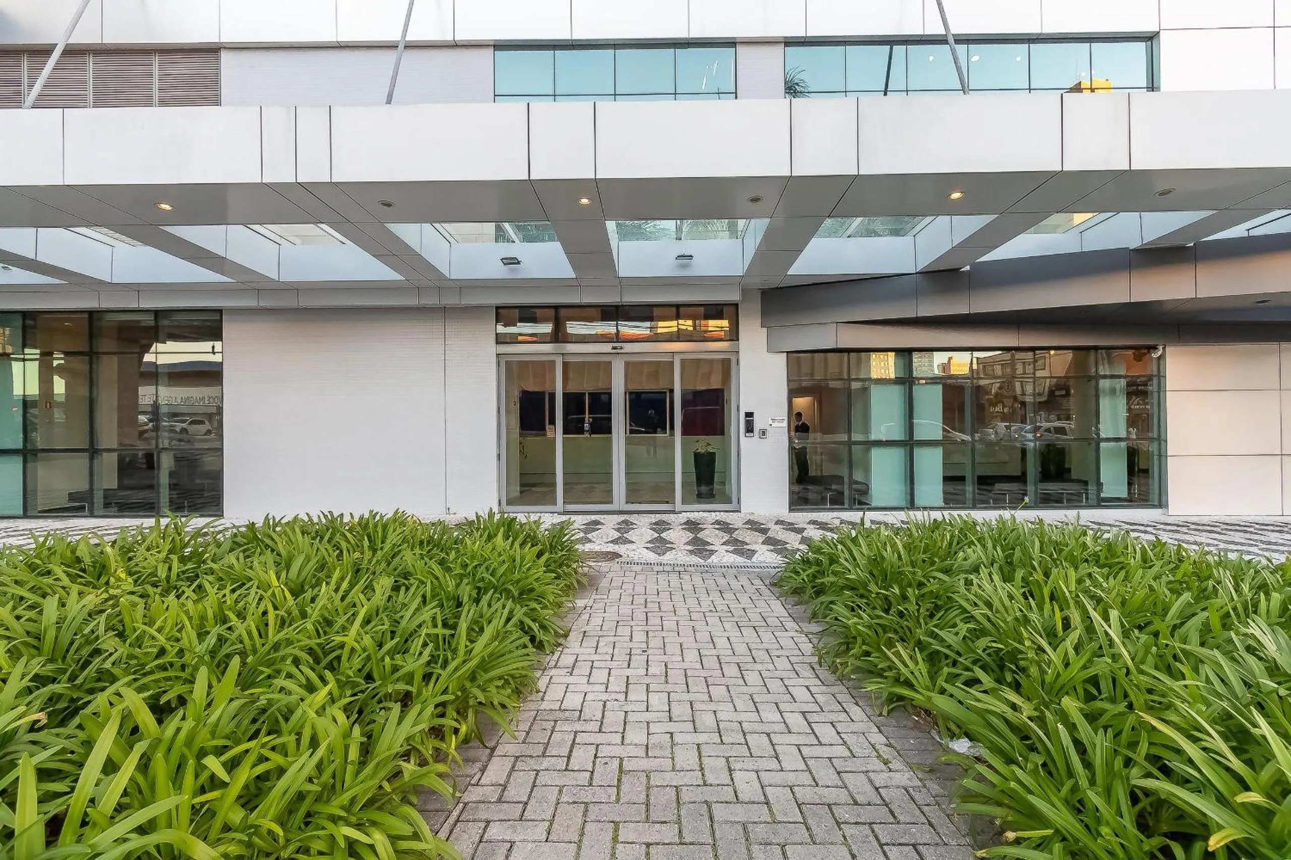 Facade/entrance in 7th Avenue - Centro | Curitiba | Gonzaga Stays