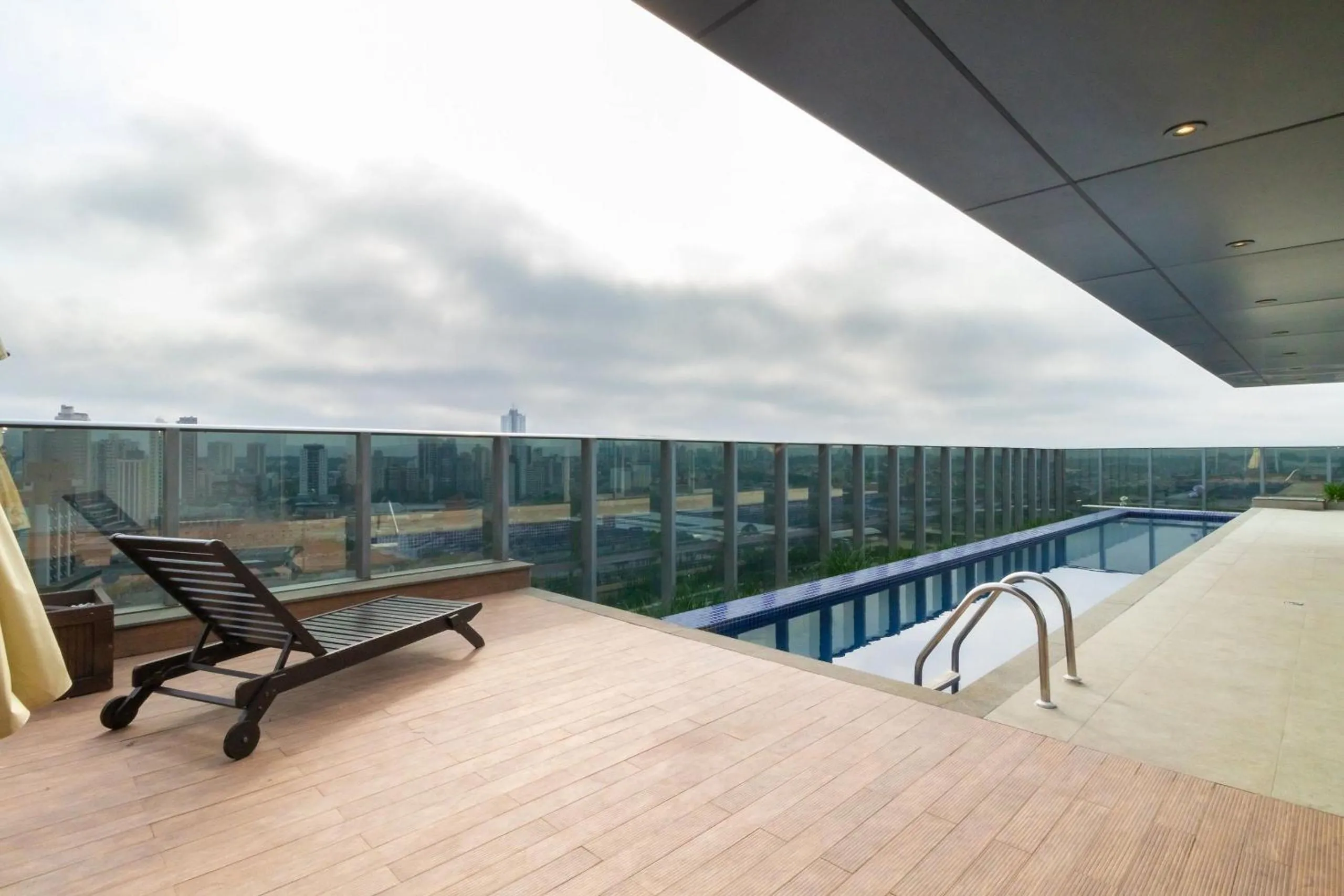 Swimming pool in 7th Avenue - Centro | Curitiba | Gonzaga Stays