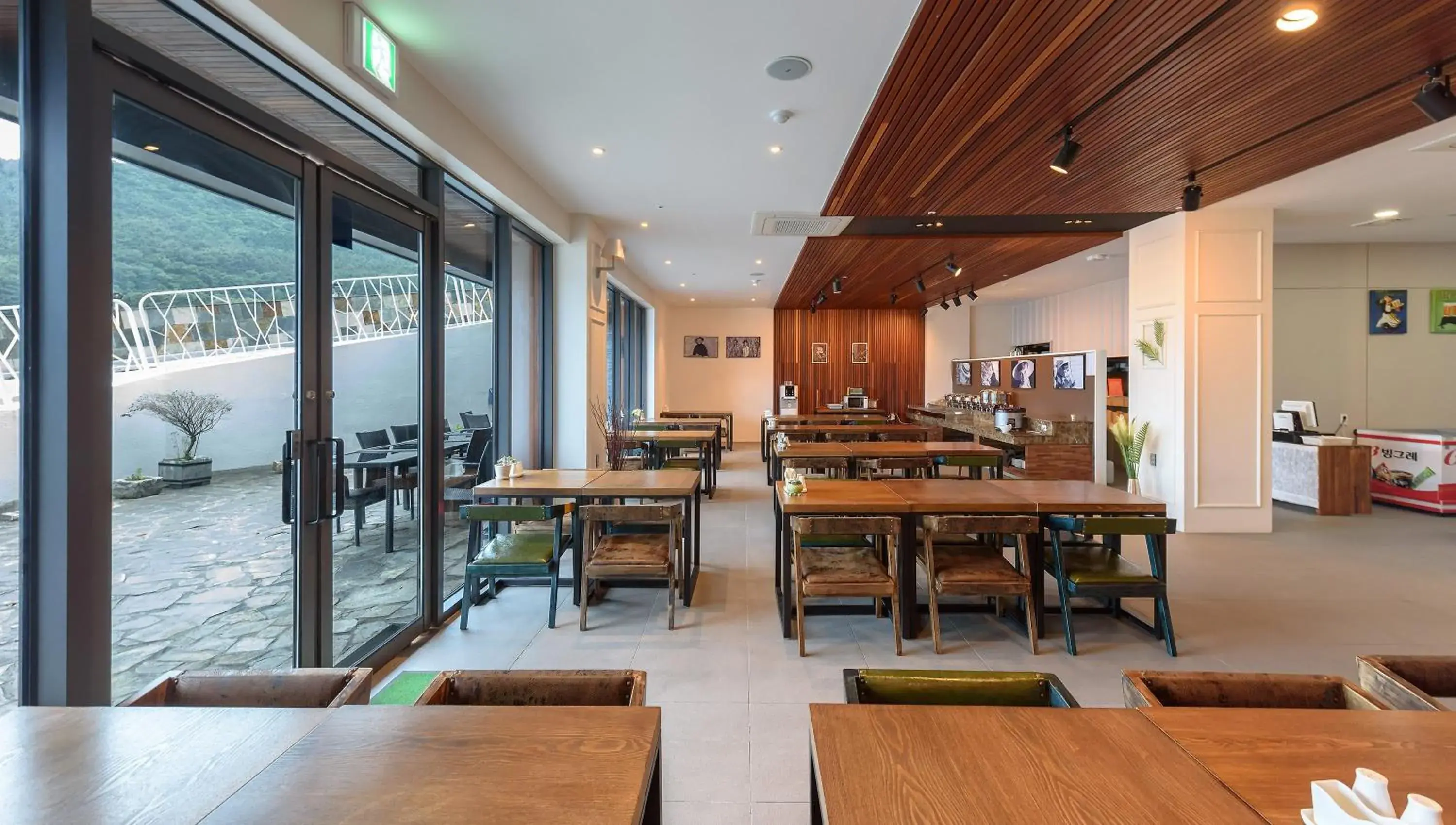 Restaurant/places to eat in Friemily Pool Villa & Hotel Restaurant/places to eat in Friemily Pool Villa & Hotel