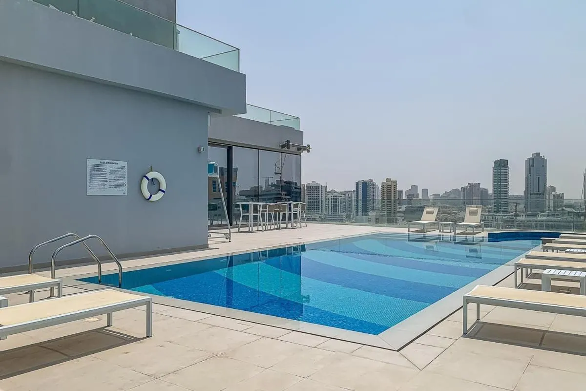 Swimming pool in Frank Porter - Bluebell Residence