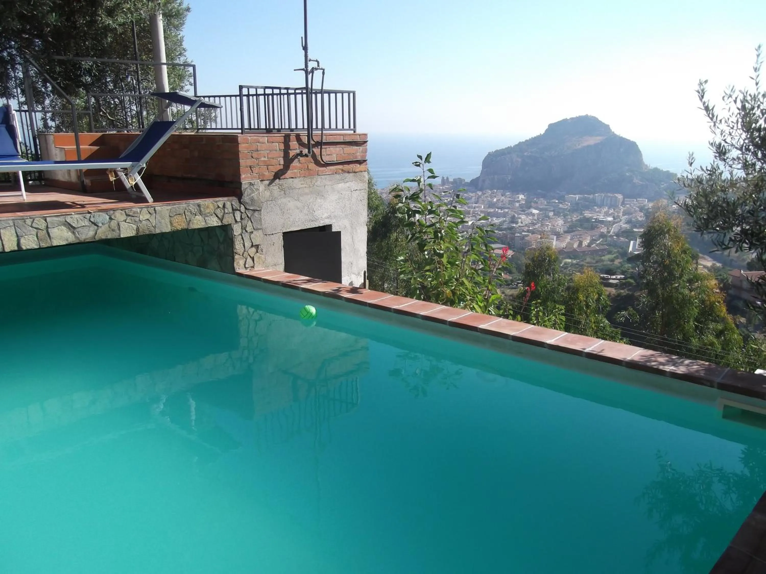 Swimming pool in L' Arca Residence