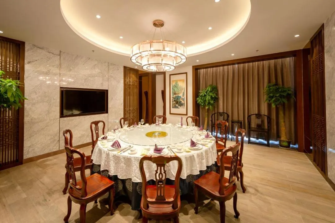 Restaurant/places to eat in Century Runhua Hotel