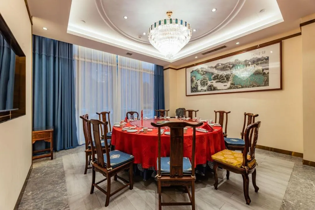 Restaurant/places to eat in Century Runhua Hotel