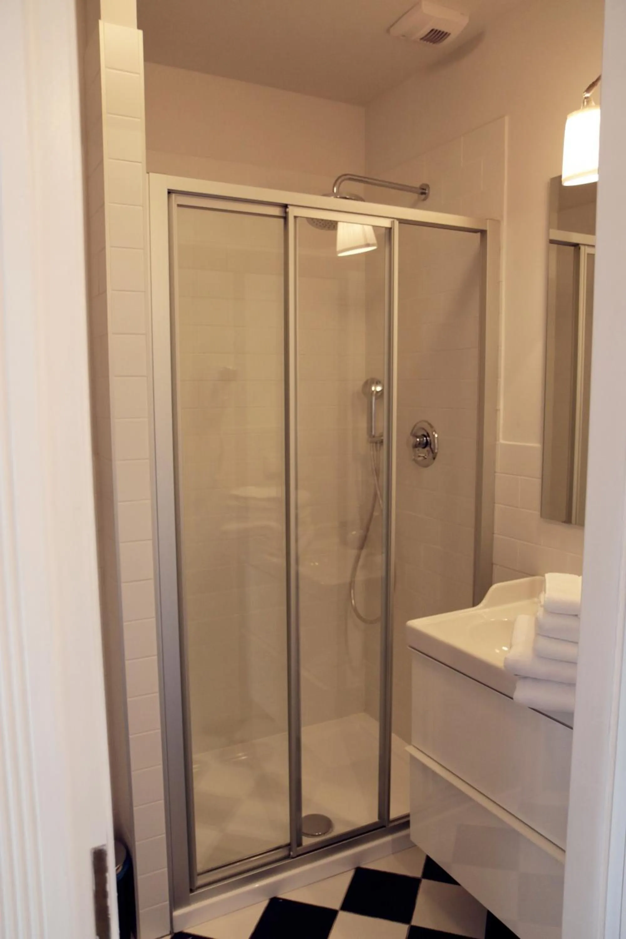 Shower in Hotel Grodzka 20