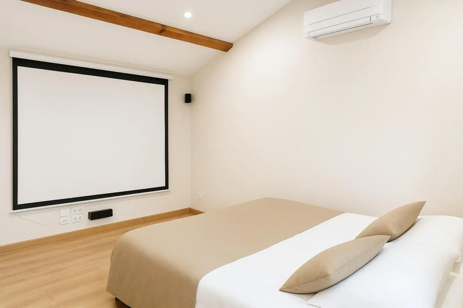 Photo of the whole room, Bed in Appart Hotel Cinéma Perpignan Photo of the whole room, Bed in Appart Hotel Cinéma Perpignan