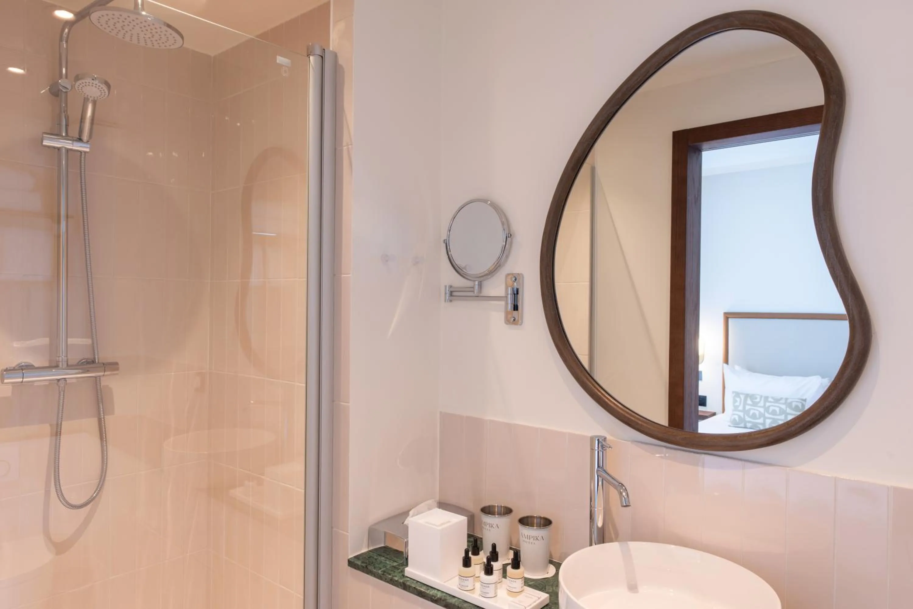 Shower in Le Lampika Hôtel