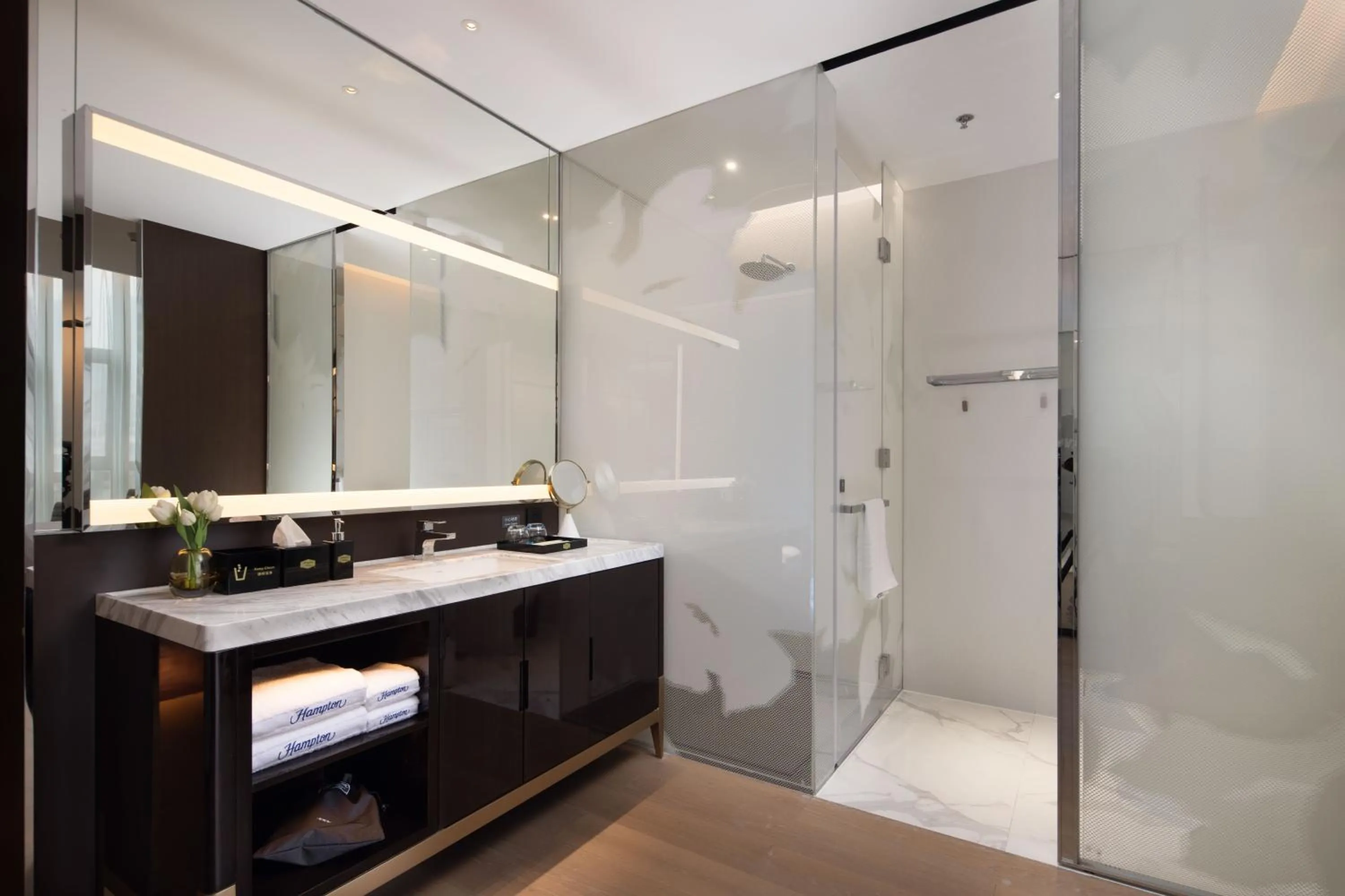Bathroom in Hampton by Hilton Shenzhen Nanshan Science and Technology Park
