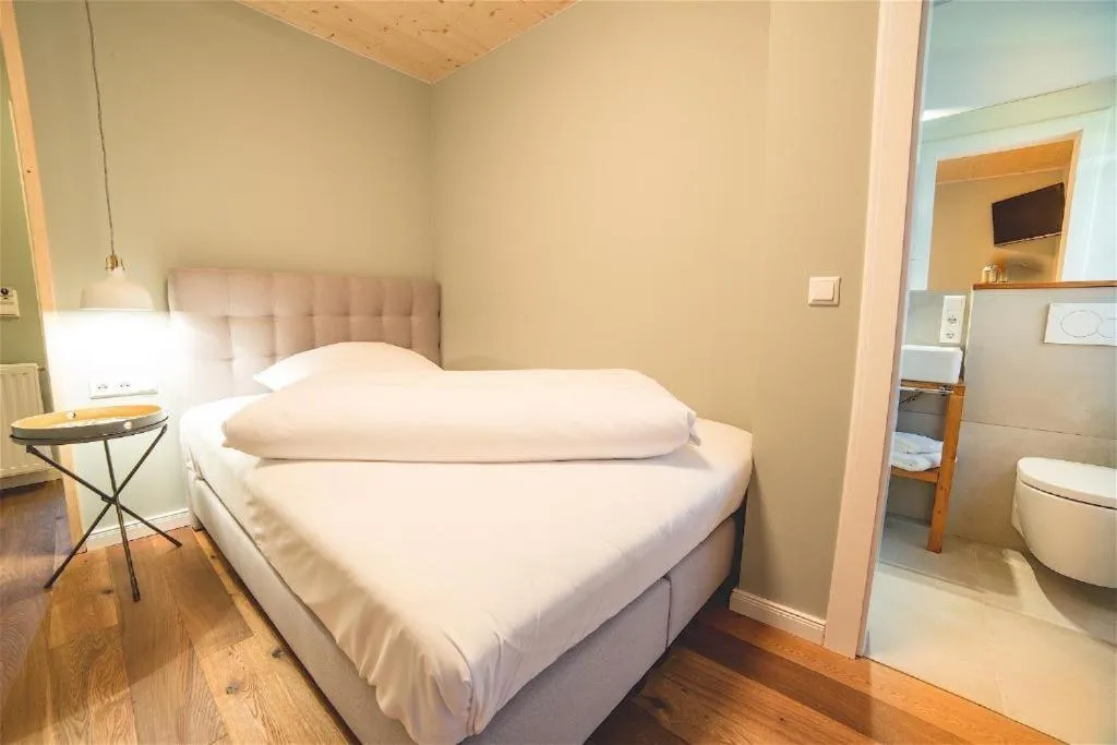 Bed in Allgäuer Genusshotel und Historischer Dorfgasthof Hirsch