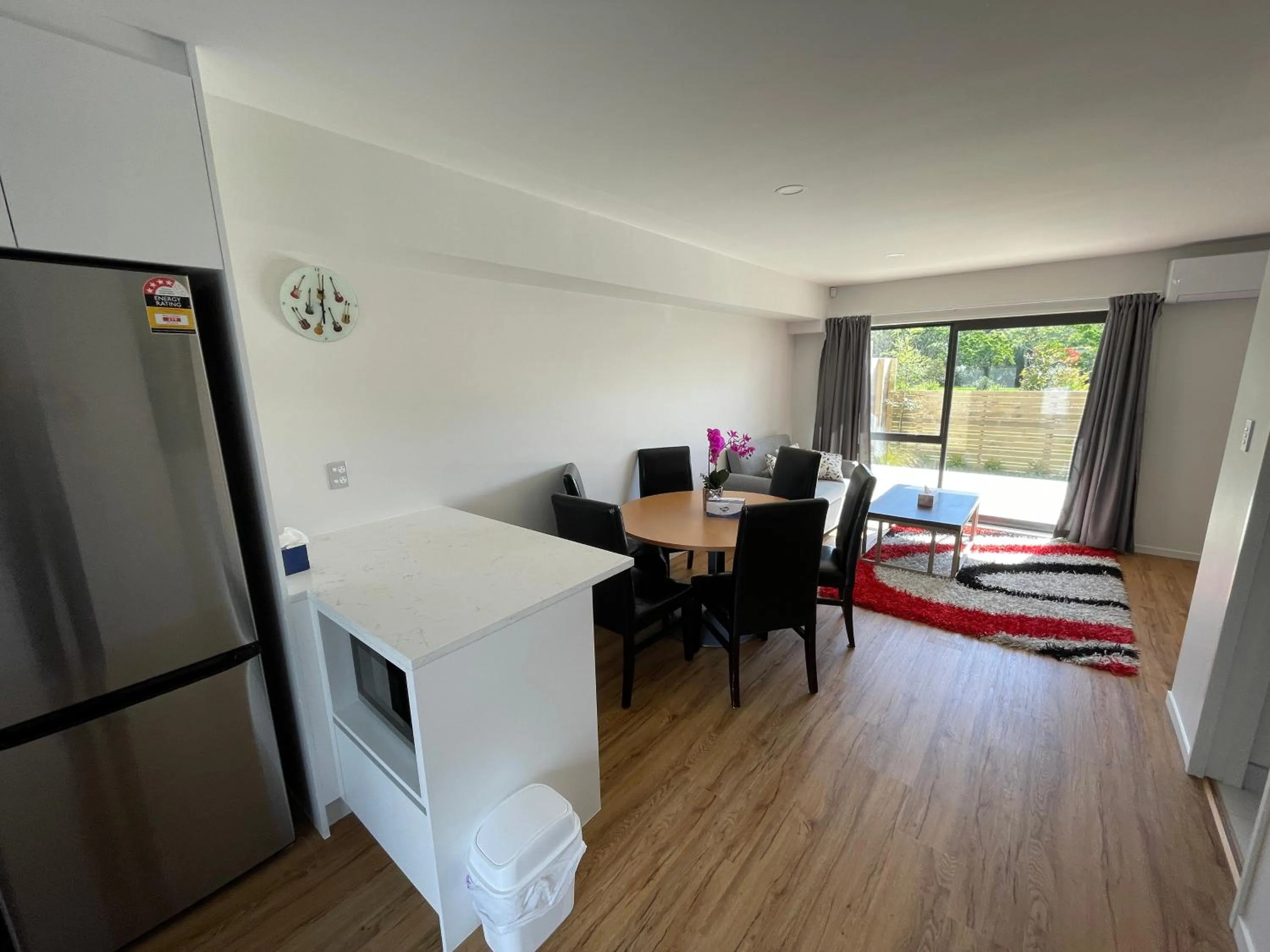 Living room, Bed in Modern Home by the Reserve