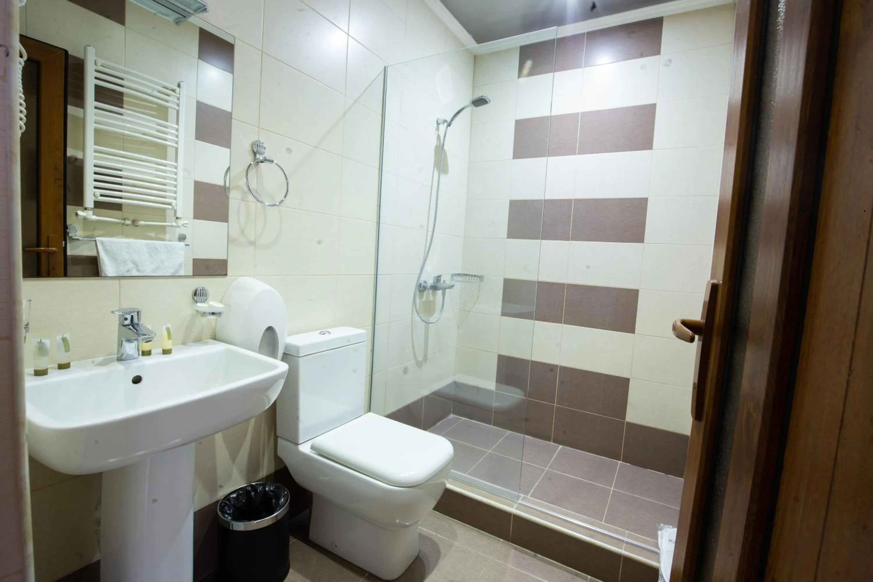 Shower in Kantar Hotel