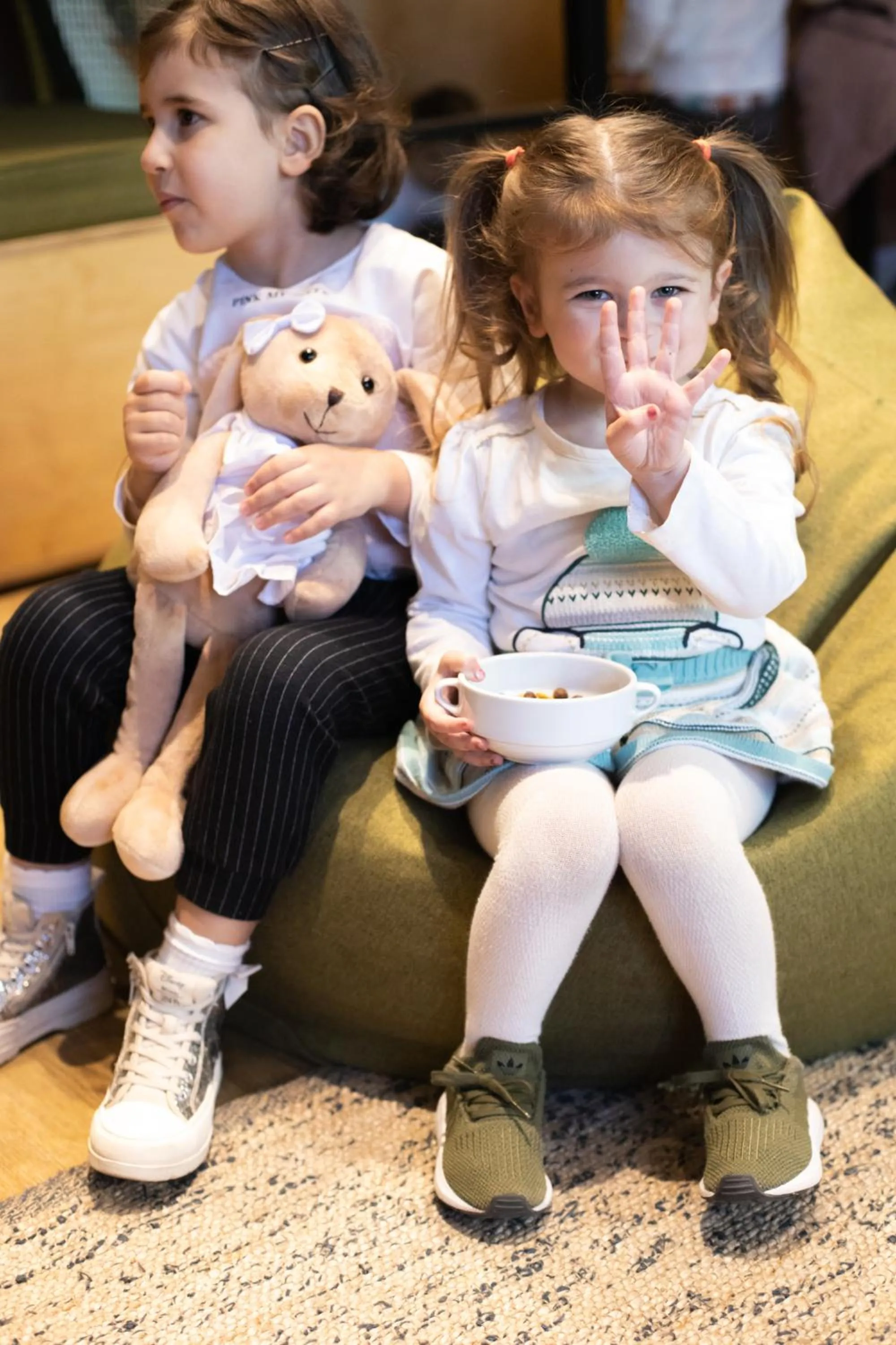 Communal lounge/ TV room in Kantar Hotel