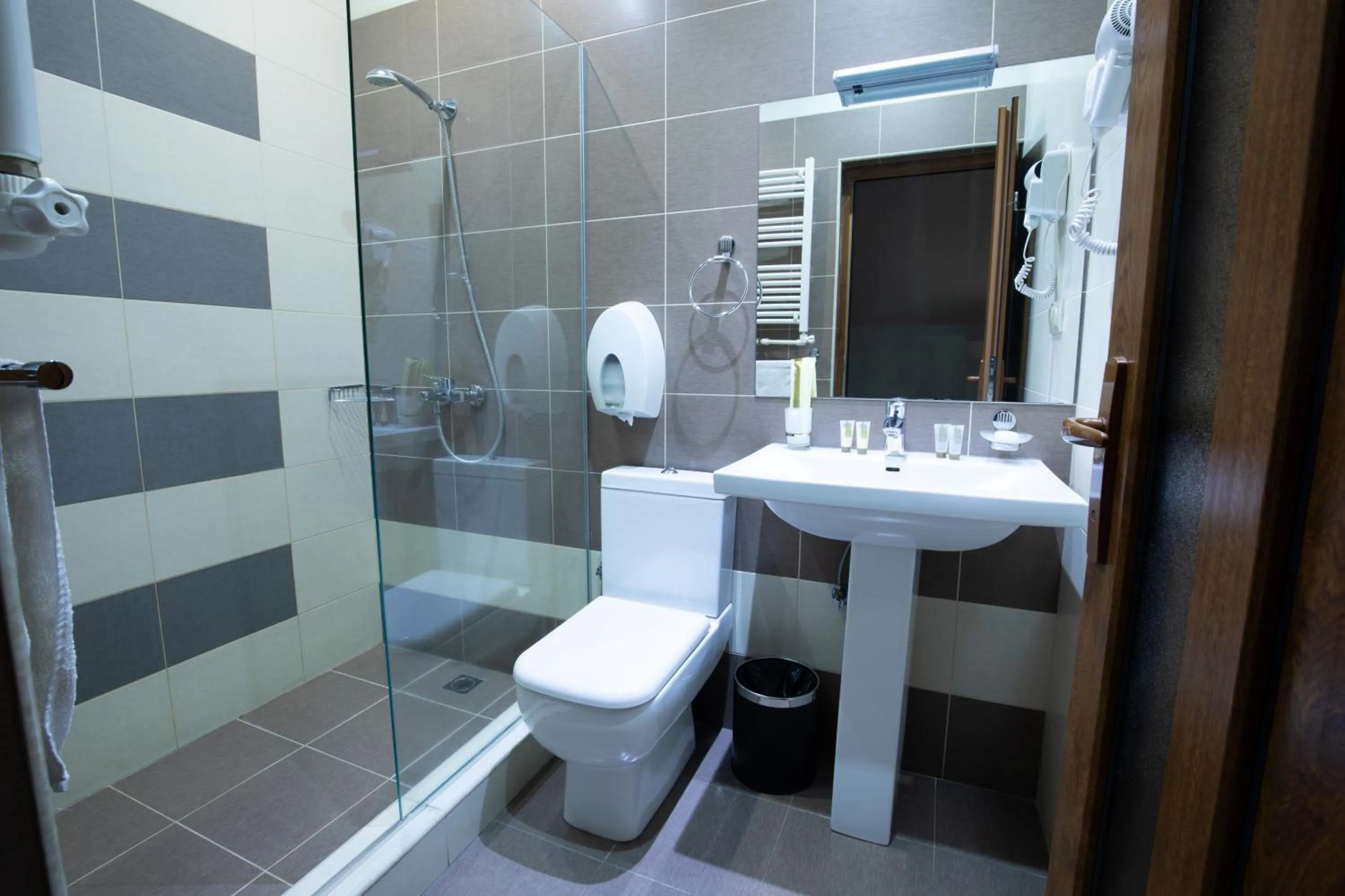 Shower in Kantar Hotel