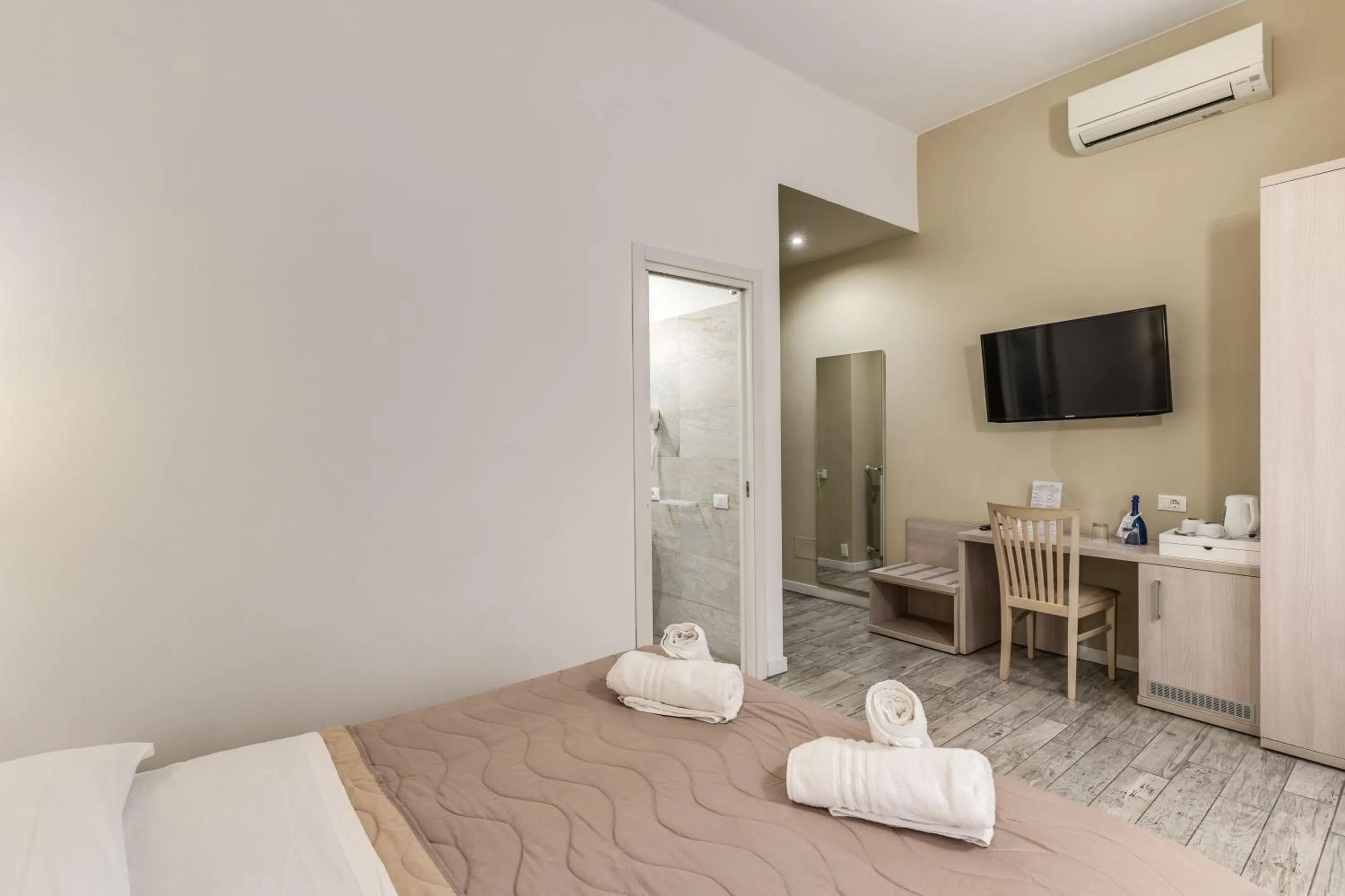 Photo of the whole room, Bed in Gardenia Suite