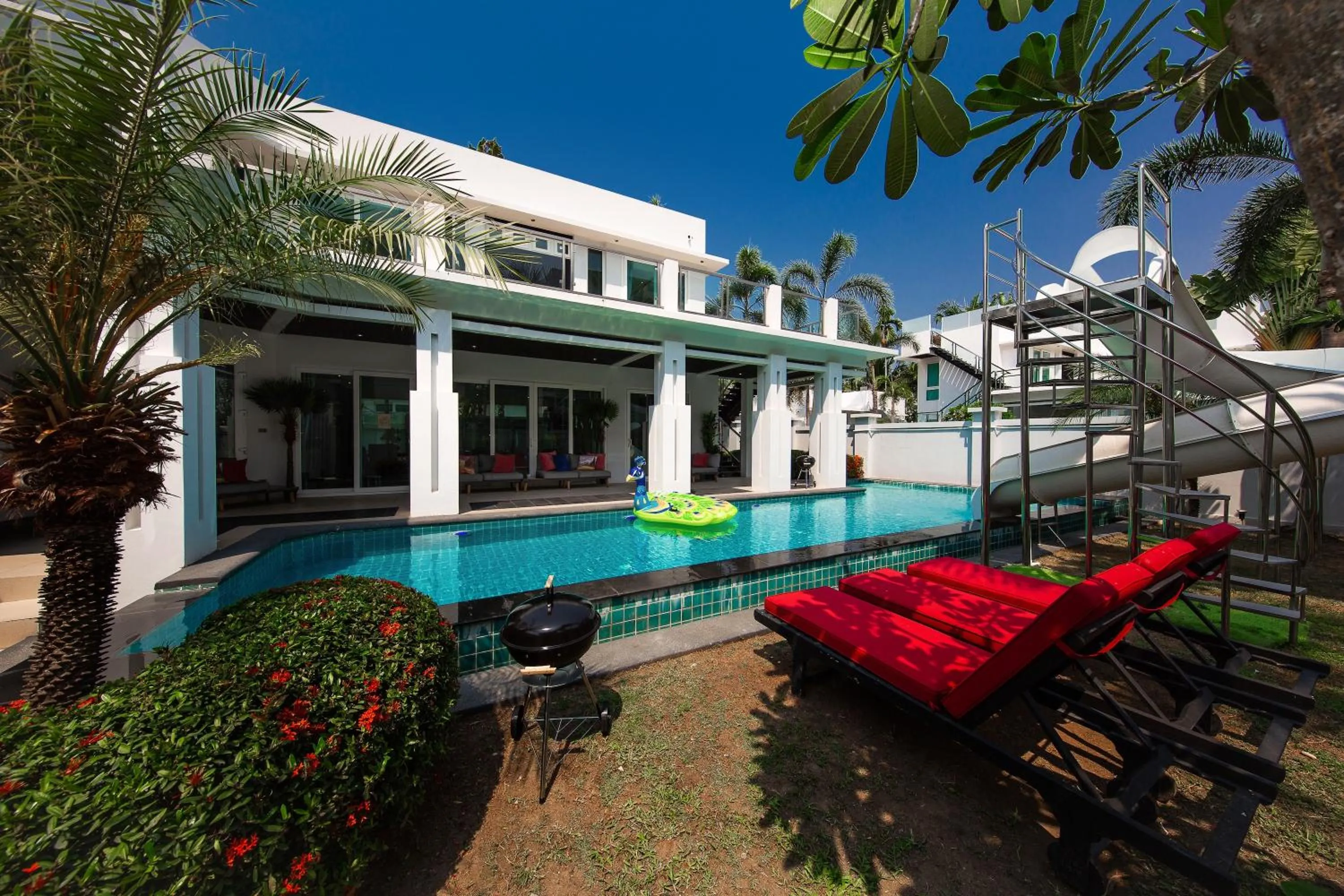 Pool view in Villas In Pattaya