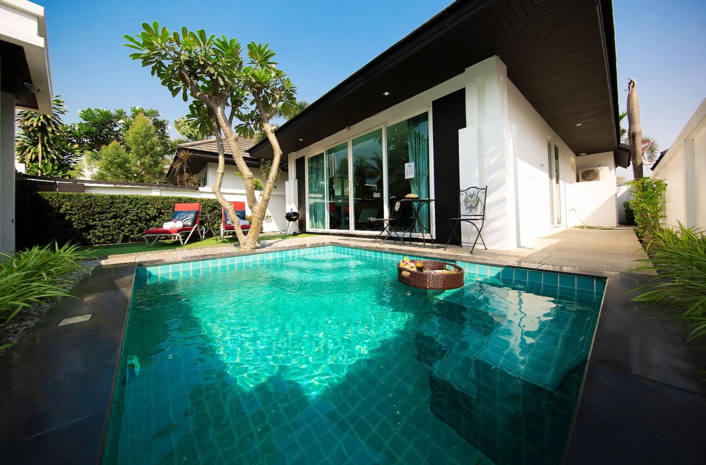 Pool view in Villas In Pattaya