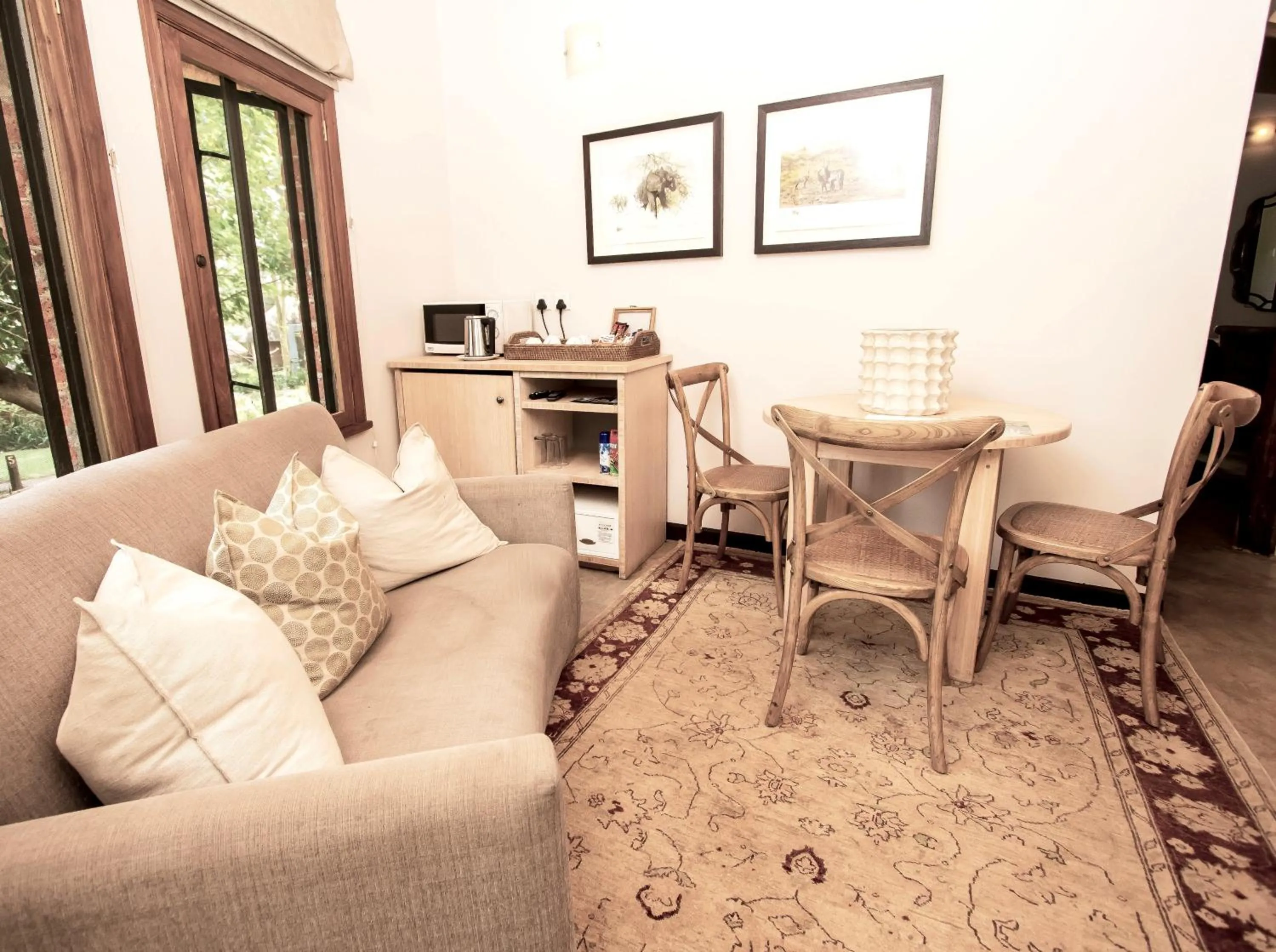 Living room in Lilayi Lodge