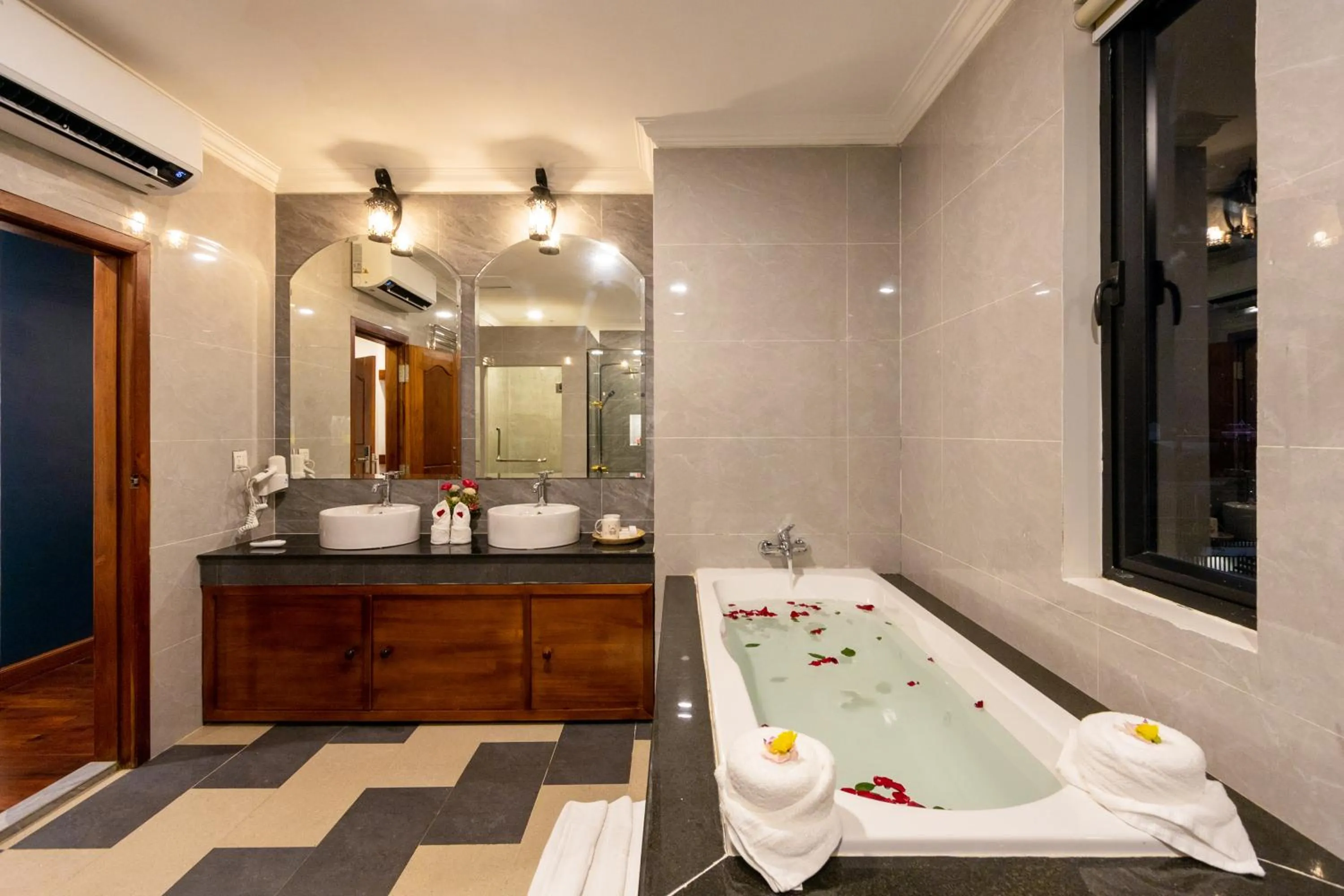 Toilet in Le Vert Angkor Hotel