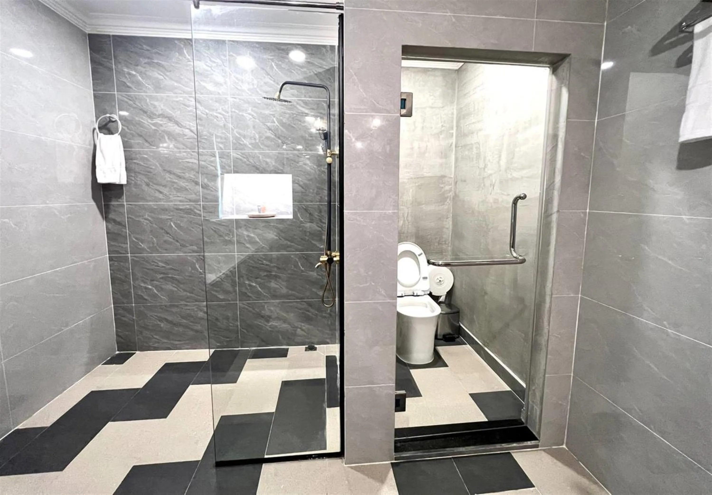 Toilet in Le Vert Angkor Hotel