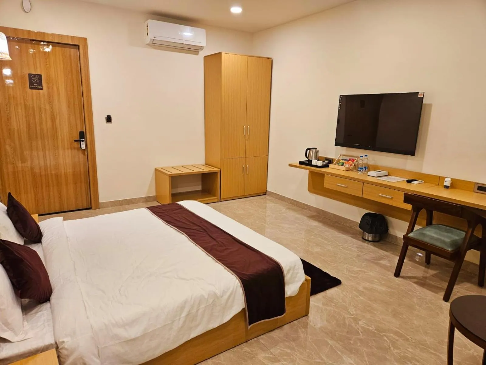 Photo of the whole room, Bed in Labels Hotel