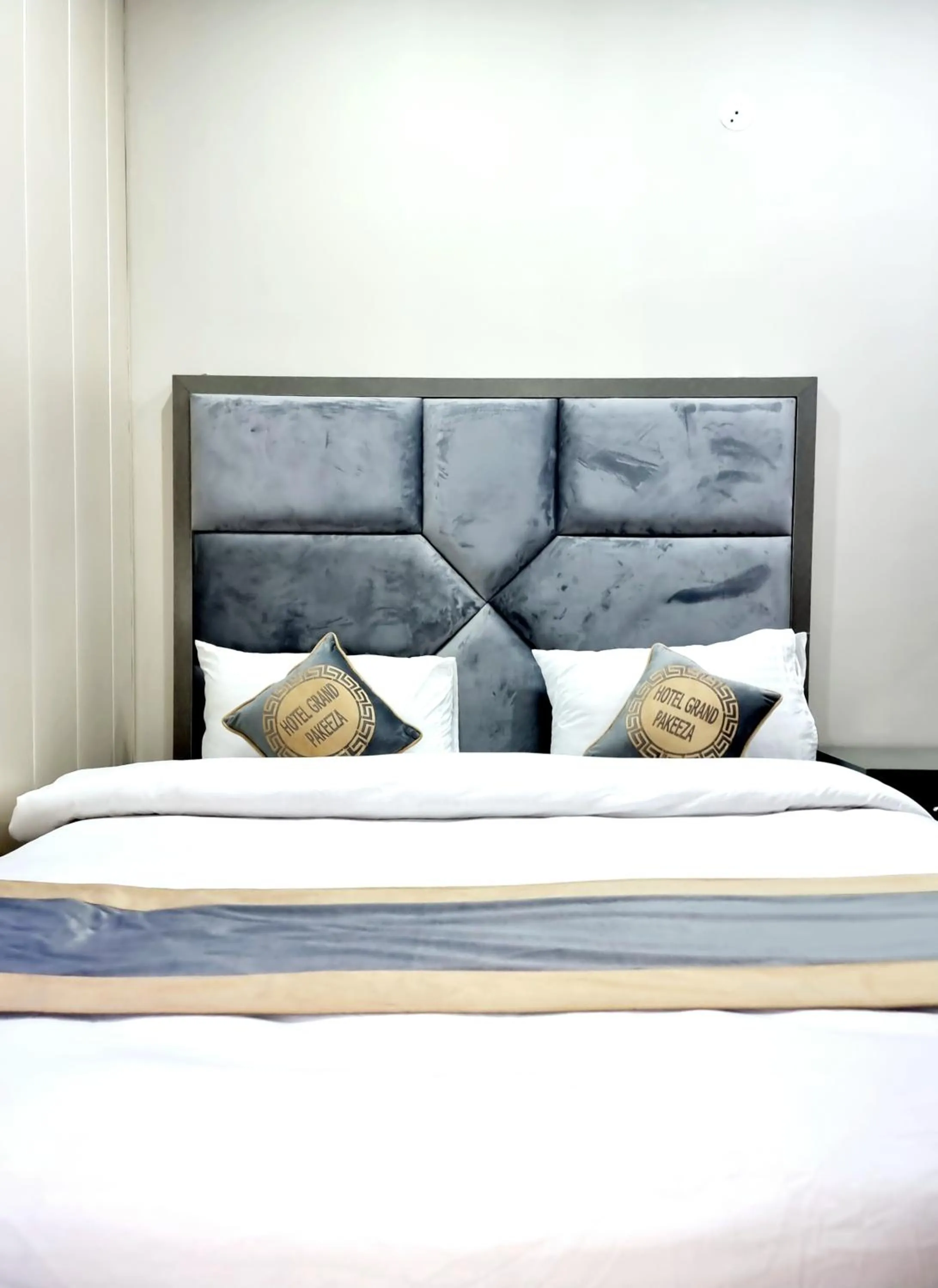 Bed in Hotel Grand Pakeeza