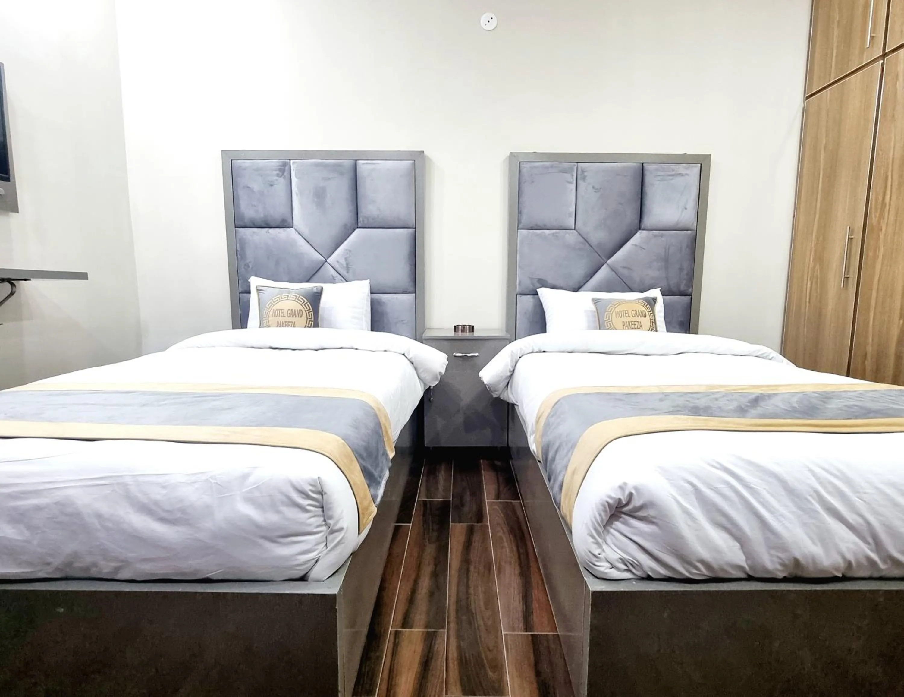 Bed in Hotel Grand Pakeeza