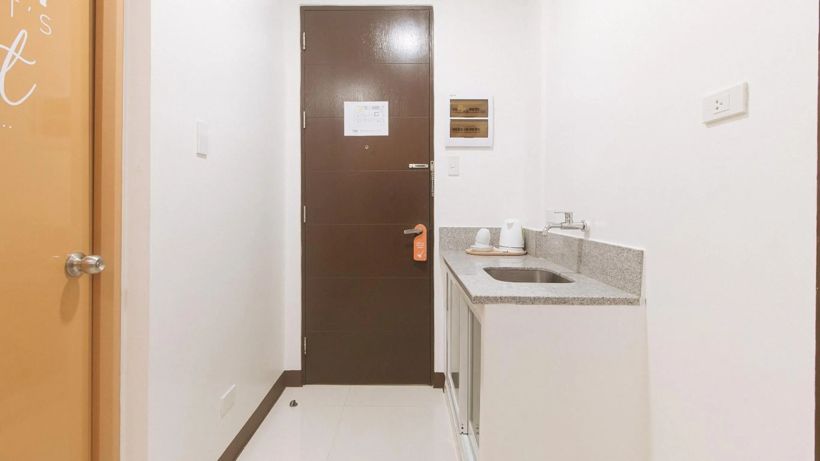 Kitchen or kitchenette in Sans Hotel at One JD Place Makati by RedDoorz