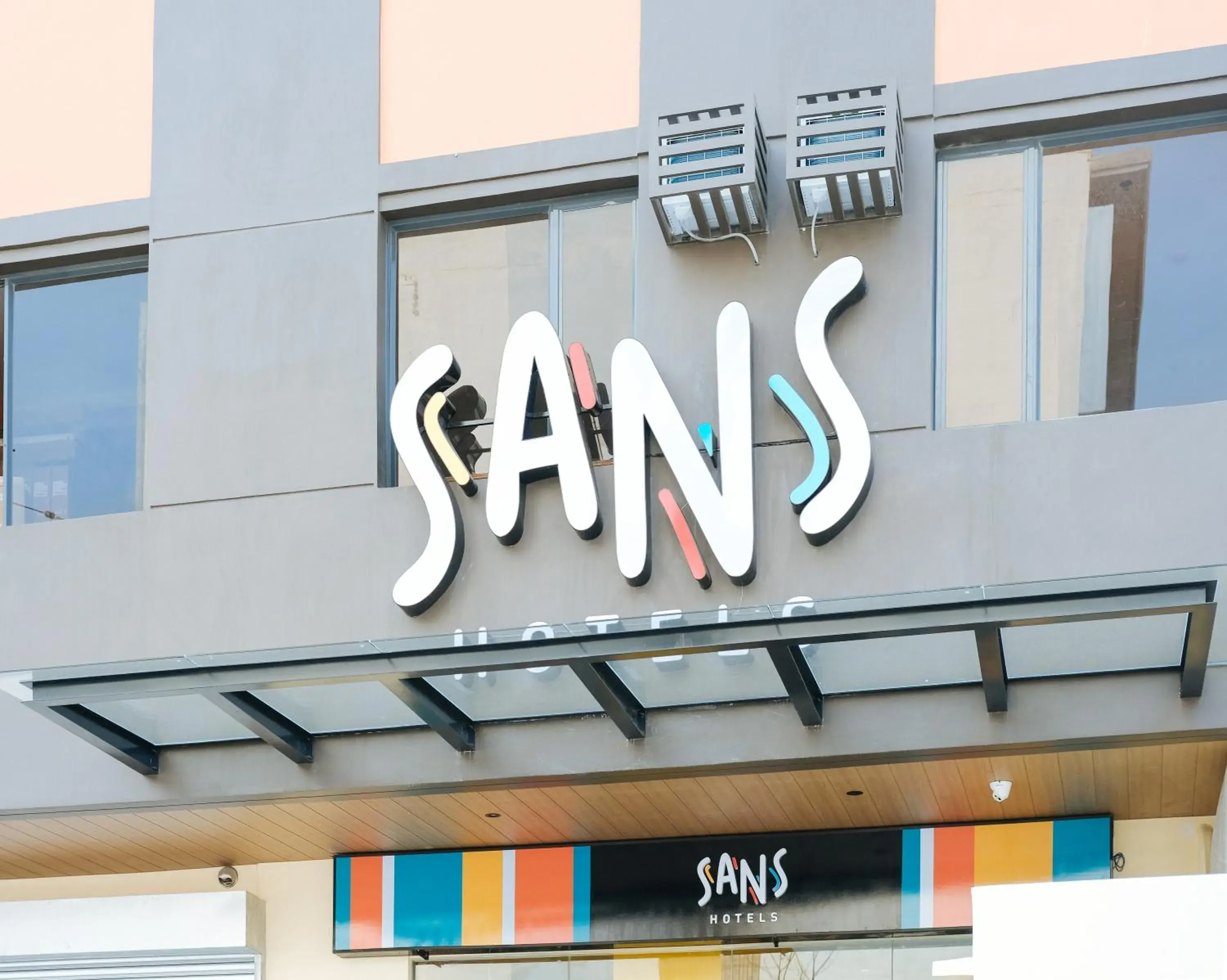 Property building in Sans Hotel at One JD Place Makati by RedDoorz Property building in Sans Hotel at One JD Place Makati by RedDoorz