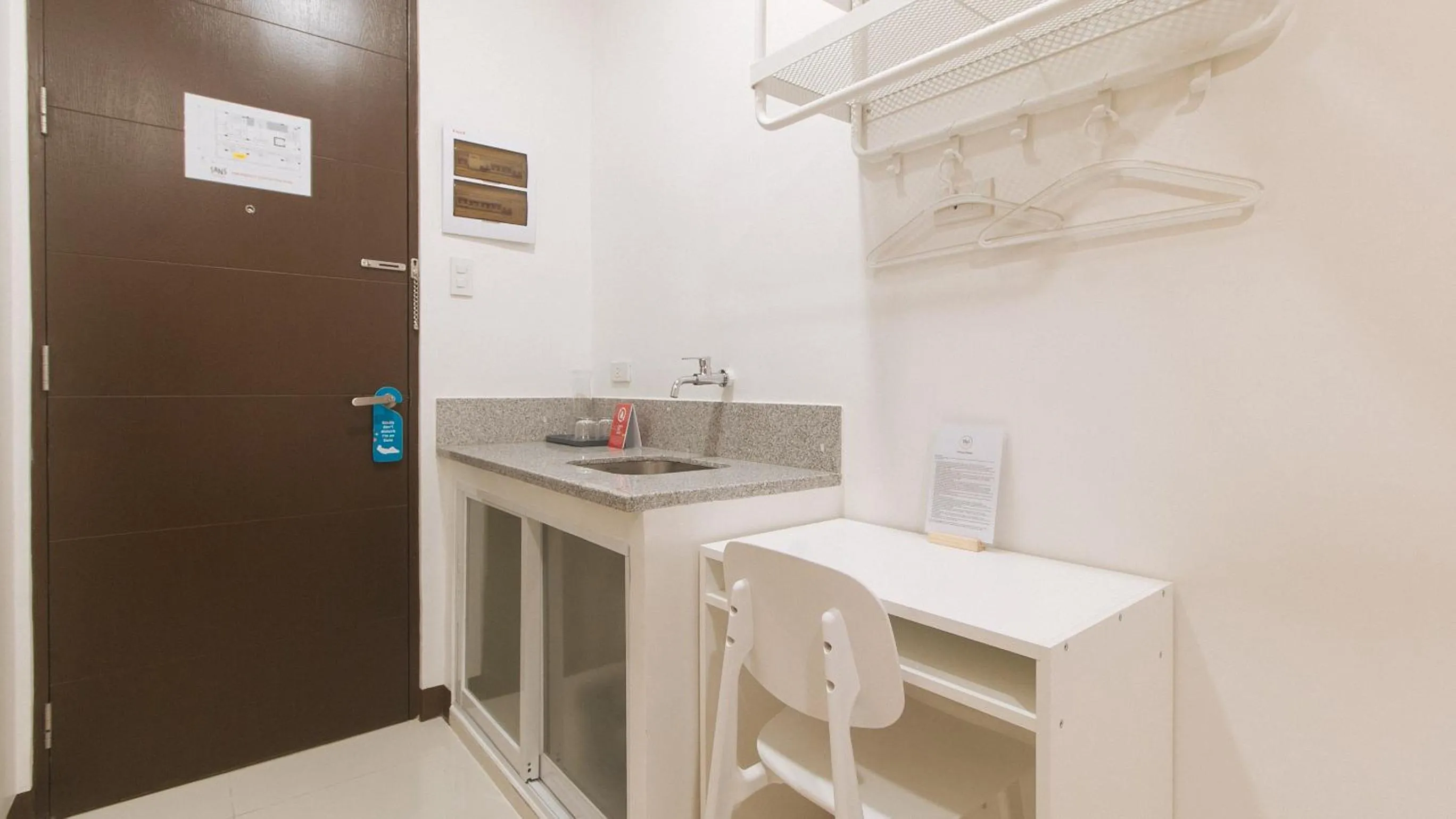 Kitchen or kitchenette in Sans Hotel at One JD Place Makati by RedDoorz