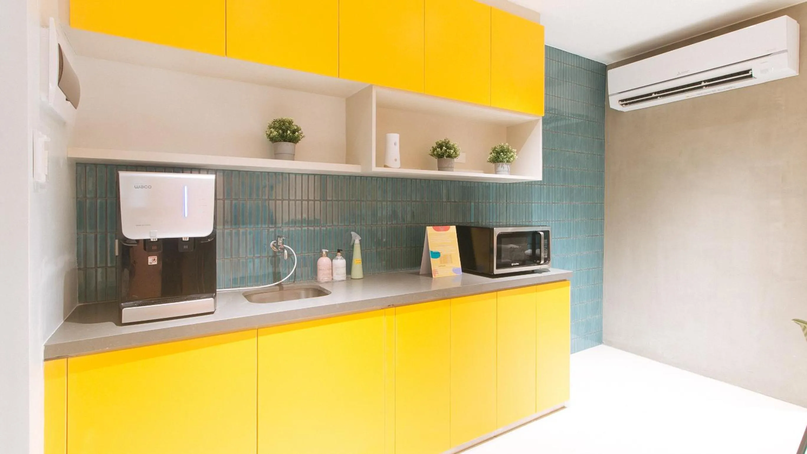 Communal lounge/ TV room in Sans Hotel at One JD Place Makati by RedDoorz