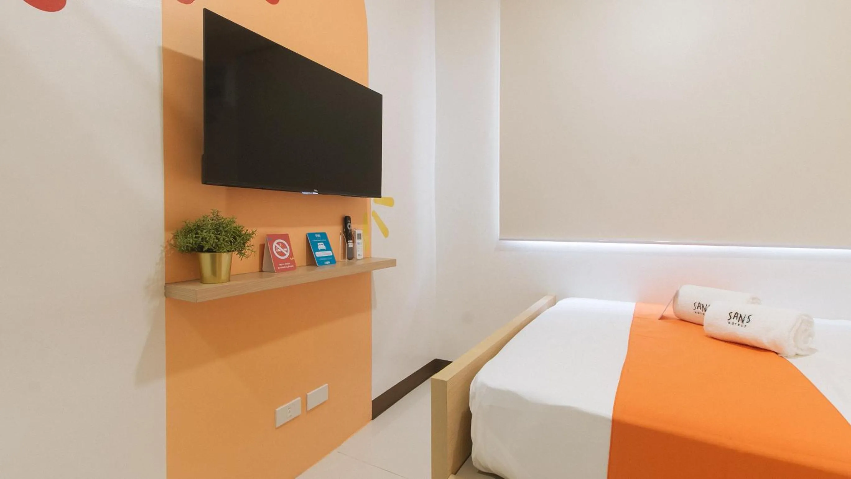 TV and multimedia, Bed in Sans Hotel at One JD Place Makati by RedDoorz