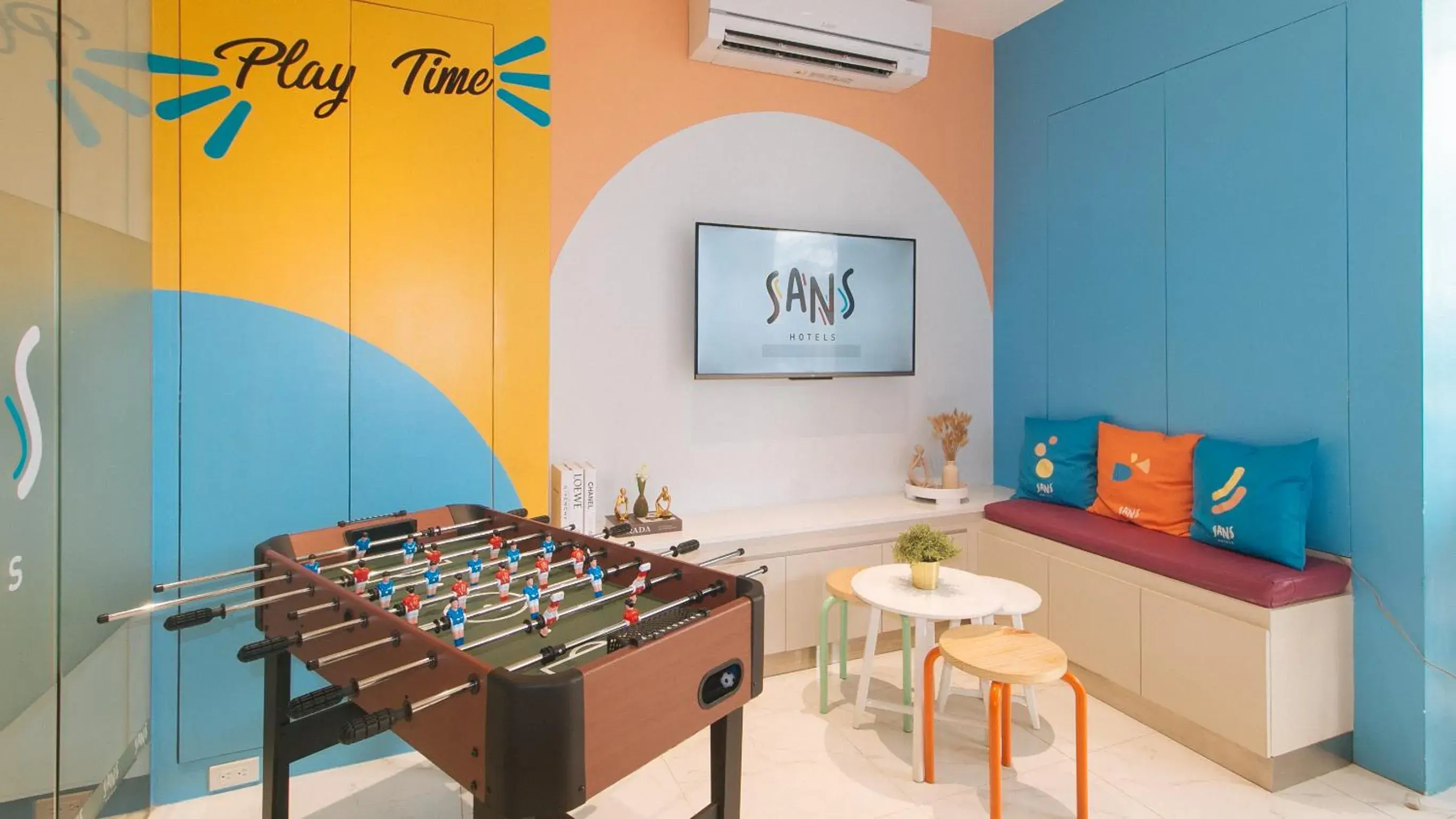 Lobby or reception in Sans Hotel at One JD Place Makati by RedDoorz Lobby or reception in Sans Hotel at One JD Place Makati by RedDoorz