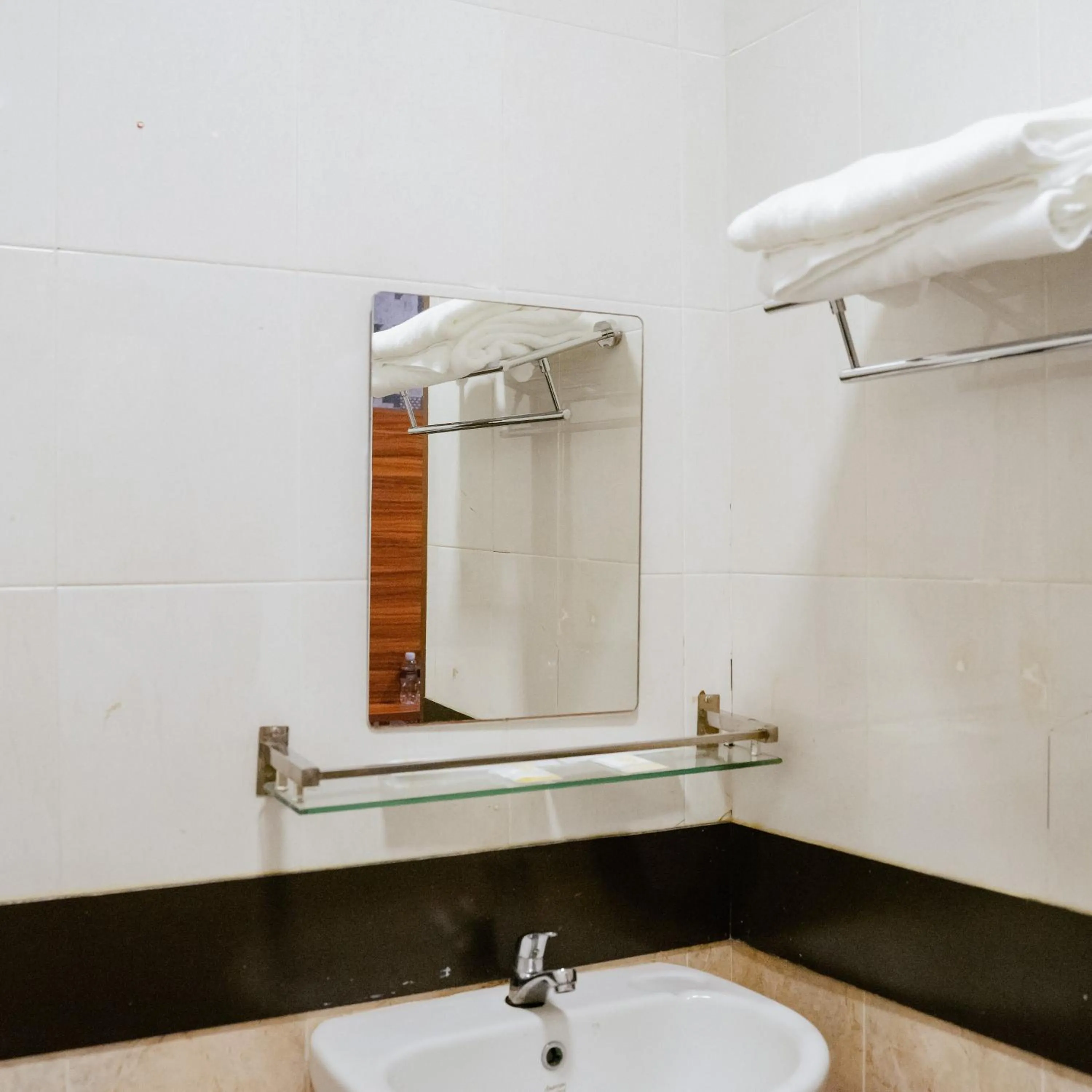 Bathroom in Chola Inn at Nagoya Hill Batam Mitra RedDoorz