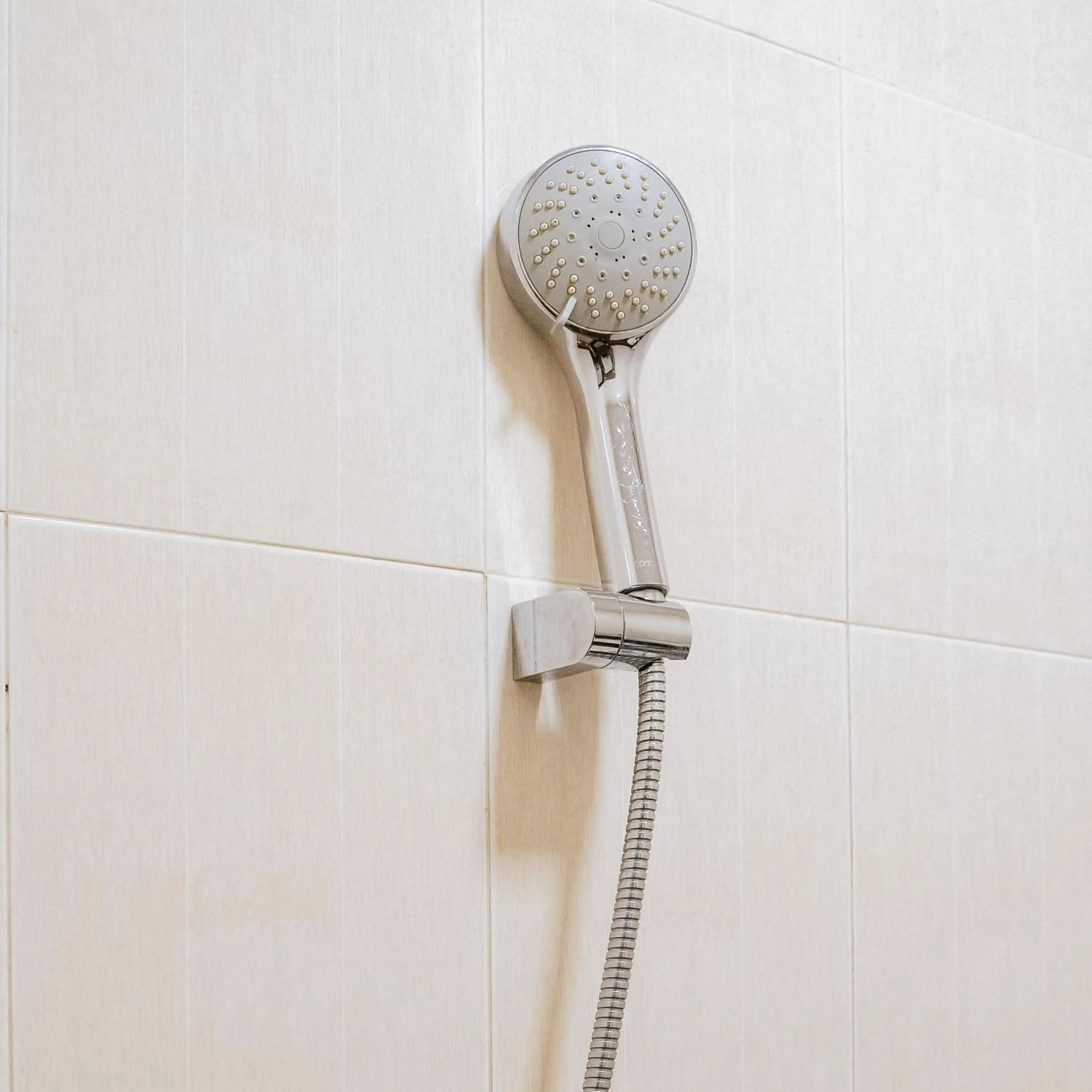 Bathroom in Chola Inn at Nagoya Hill Batam Mitra RedDoorz