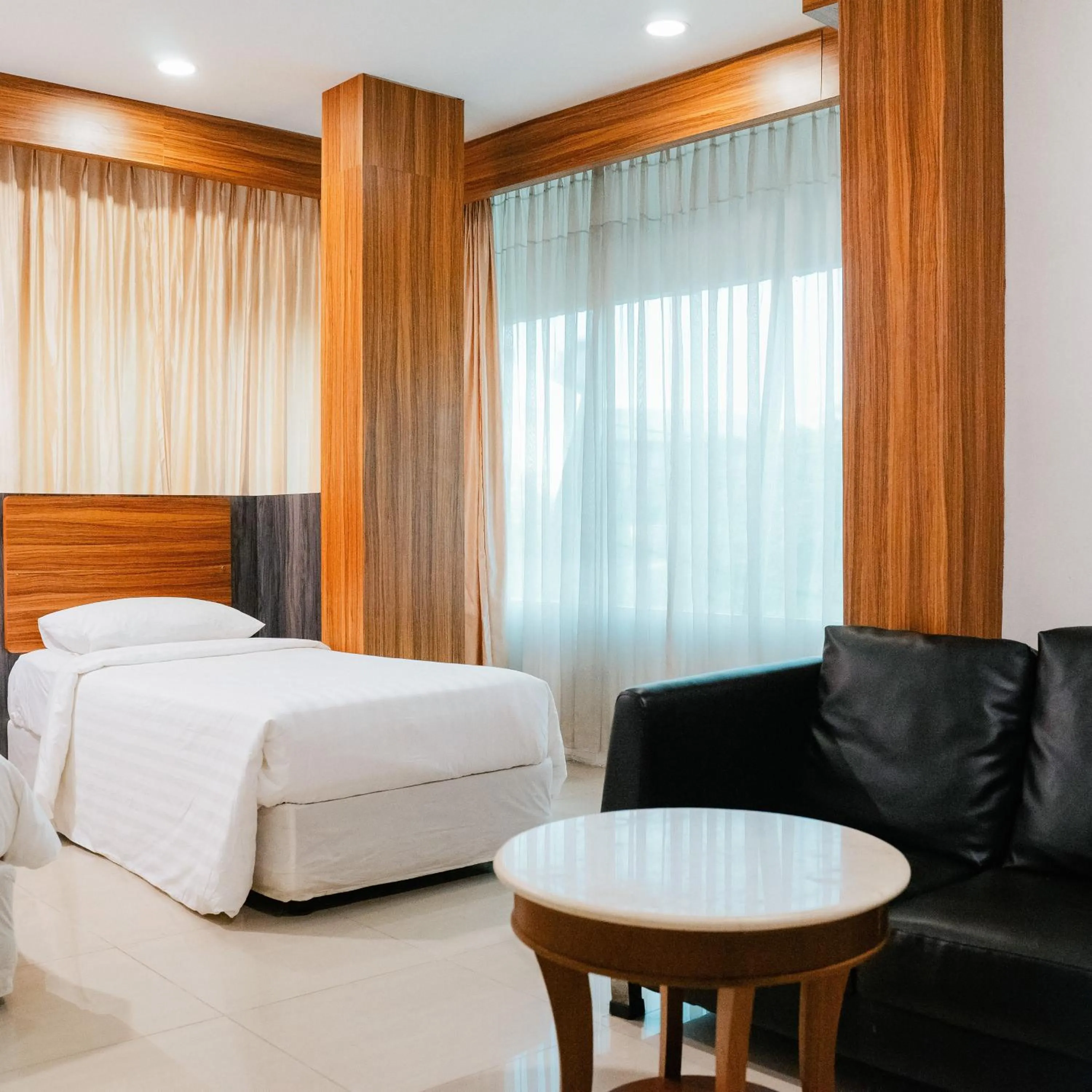 Bedroom, Bed in Chola Inn at Nagoya Hill Batam Mitra RedDoorz