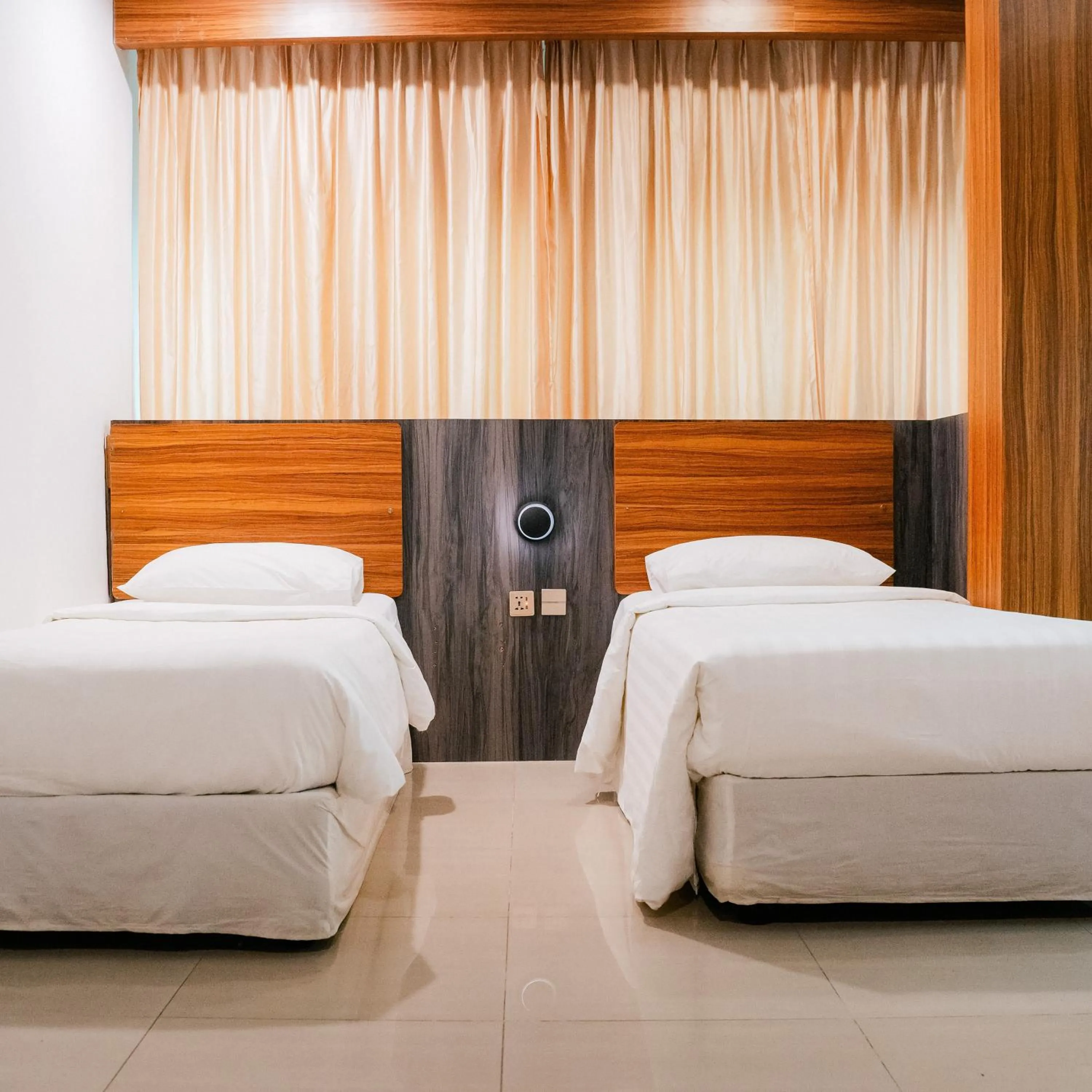 Bedroom, Bed in Chola Inn at Nagoya Hill Batam Mitra RedDoorz