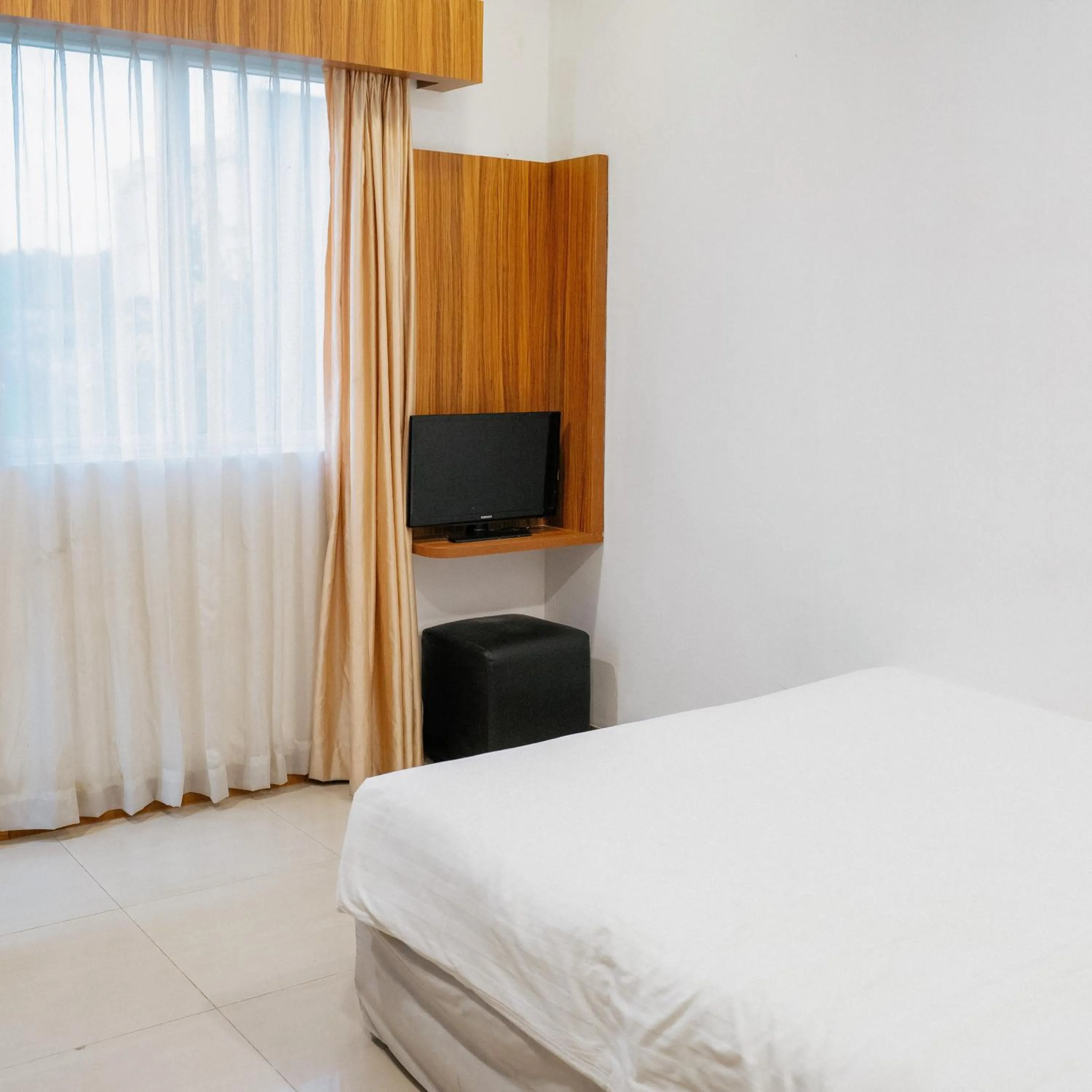 Bedroom, Bed in Chola Inn at Nagoya Hill Batam Mitra RedDoorz